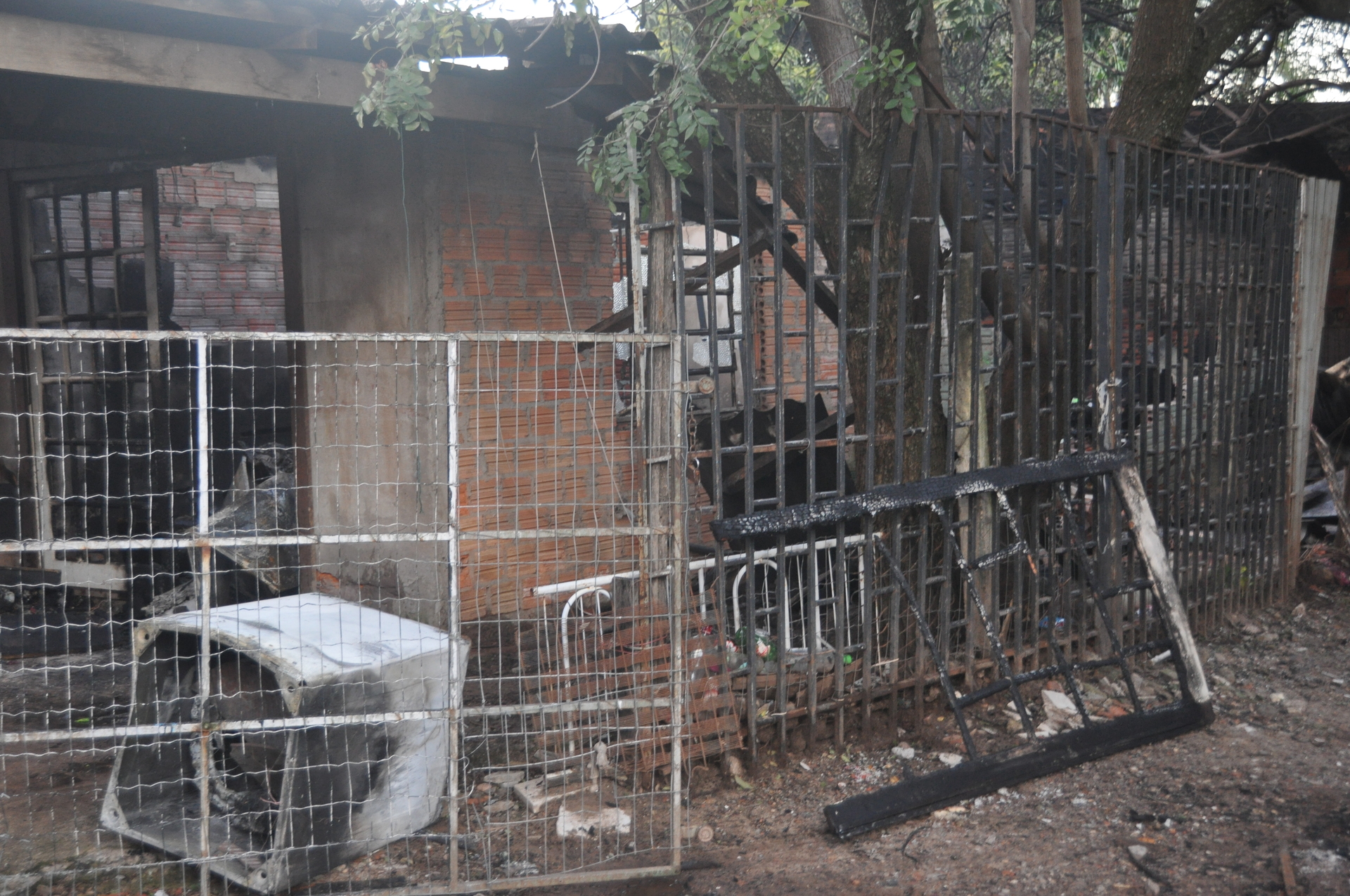 As chamas destruíram por completo a casa, que não resistiu ao fogo.
