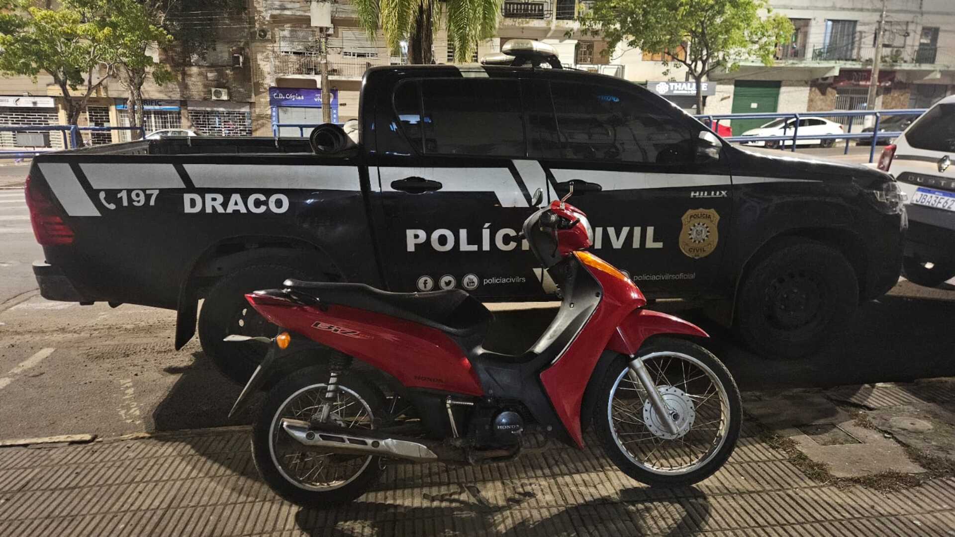 Um dos suspeitos já possuía antecedentes por tráfico e porte ilegal de arma.