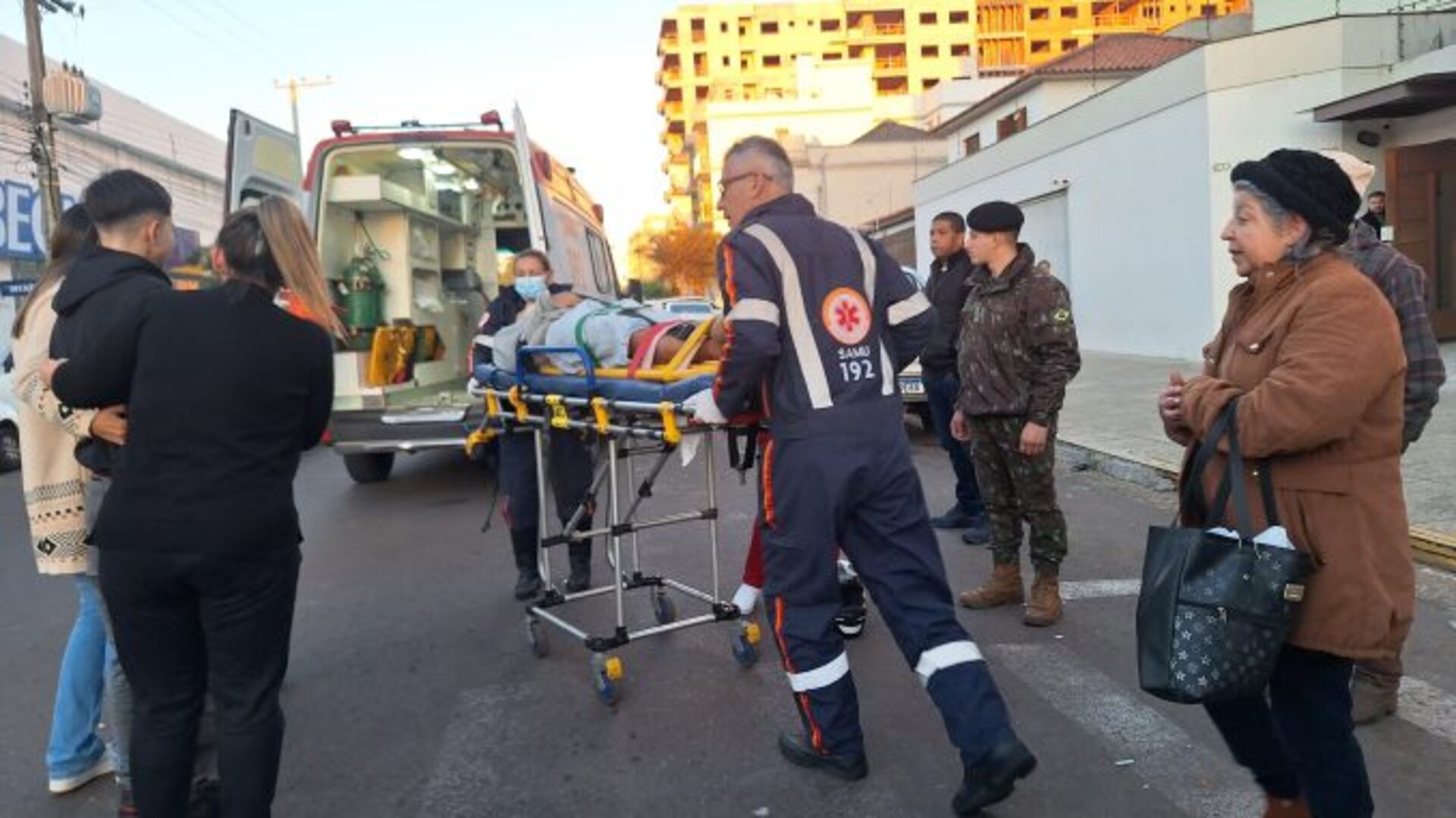 Adolescente conduzia uma bicicleta motorizada e foi atropelado por uma motocicleta após avançar um sinal vermelho