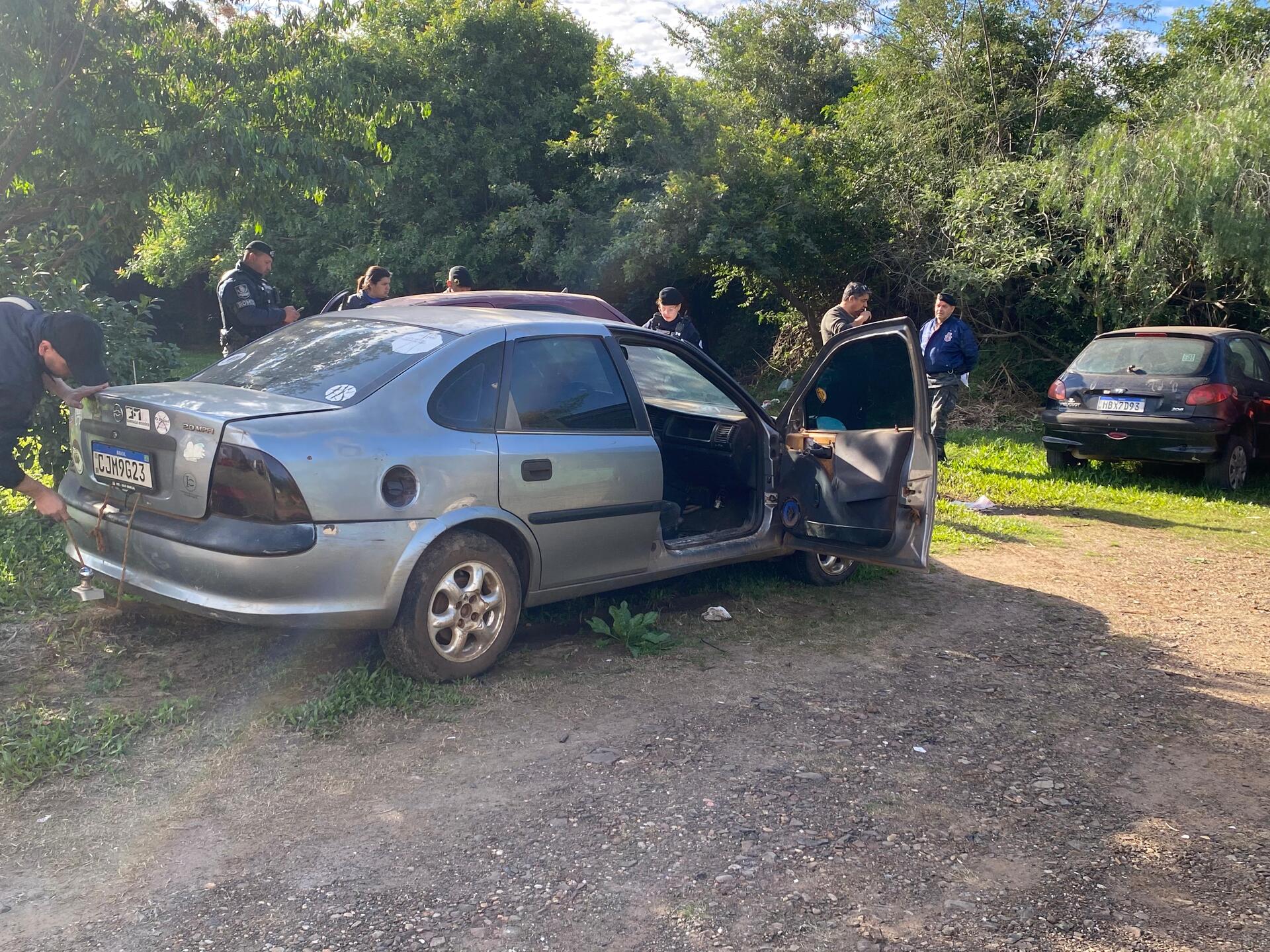 Fiscalização retira carros abandonados e aplica 22 autuações de trânsito