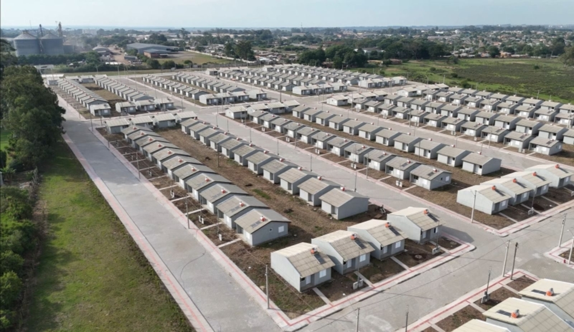 Famílias reclamaram da morosidade da concessionária em efetuar a ligação de energia elétrica para os imóveis