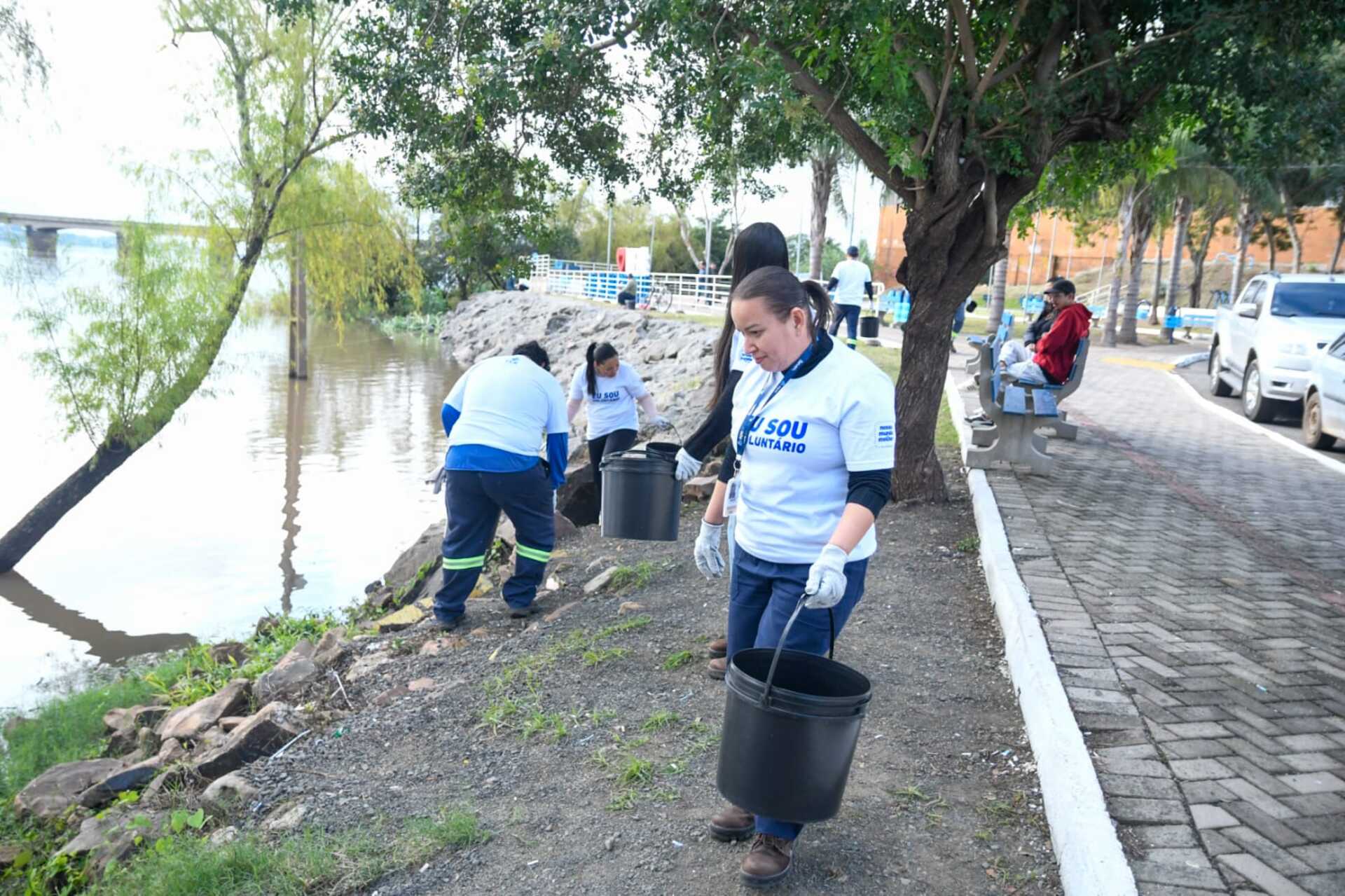 Mais de 20 colaboradores participaram da limpeza do Rio Uruguai.