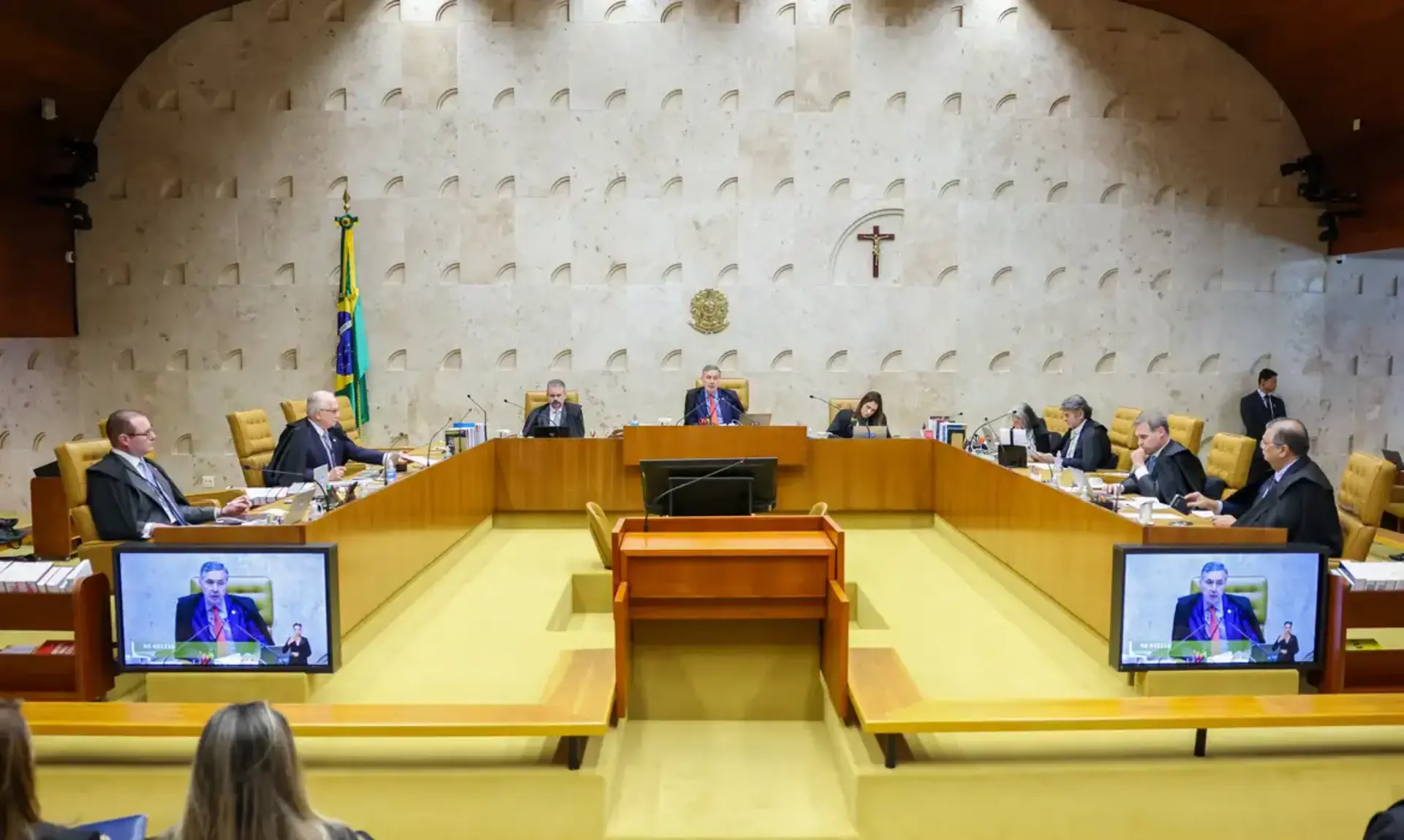 STF altera entendimento do Marco Civil da Internet e permite que plataformas removam conteúdos nocivos via notificação extrajudicial. A medida visa proteger infância, segurança pública e democracia.