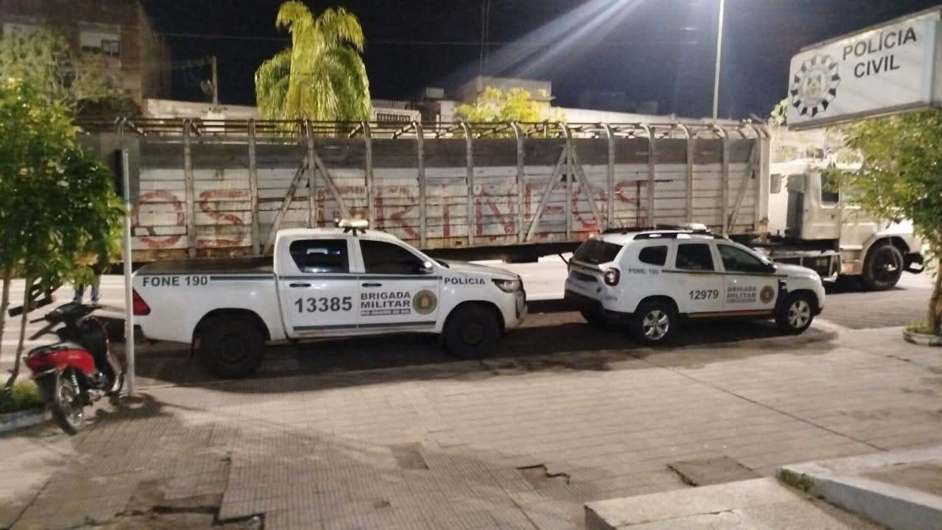 Carregador de mangueira foi danificado e porteira, arrombada, segundo a Brigada Militar.