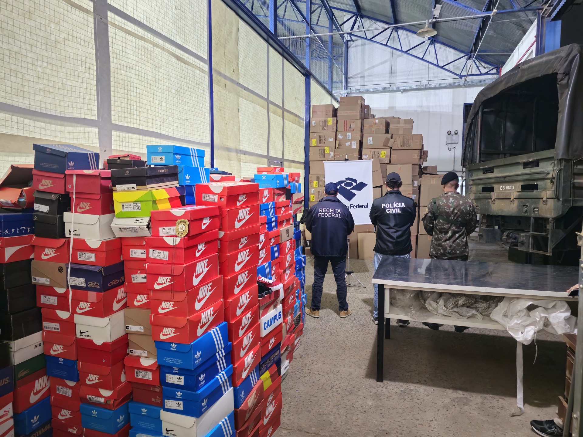 Ação conjunta apreendeu mais de 5.500 pares de tênis falsificados em Uruguaiana