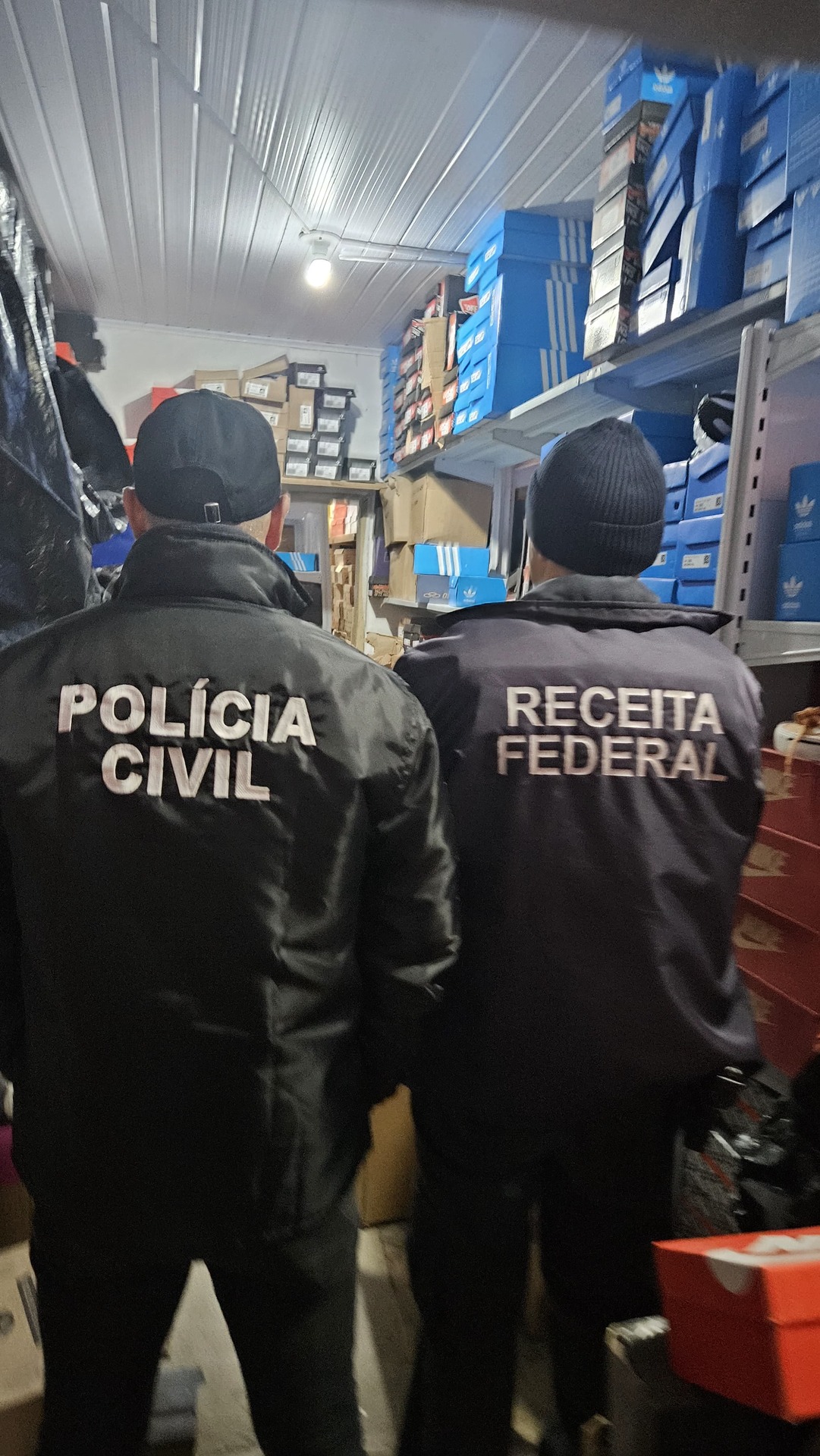 Polícia Civil e Receita Federal apreendem 3,5 toneladas de tênis falsificados em depósito de Barra do Quaraí.