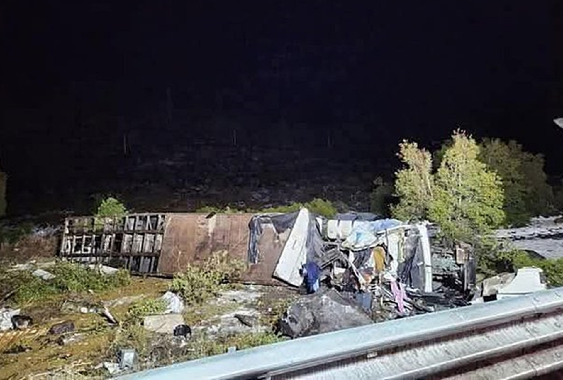 Em uma curva o caminhoneiro perdeu o controle do veículo e capotou