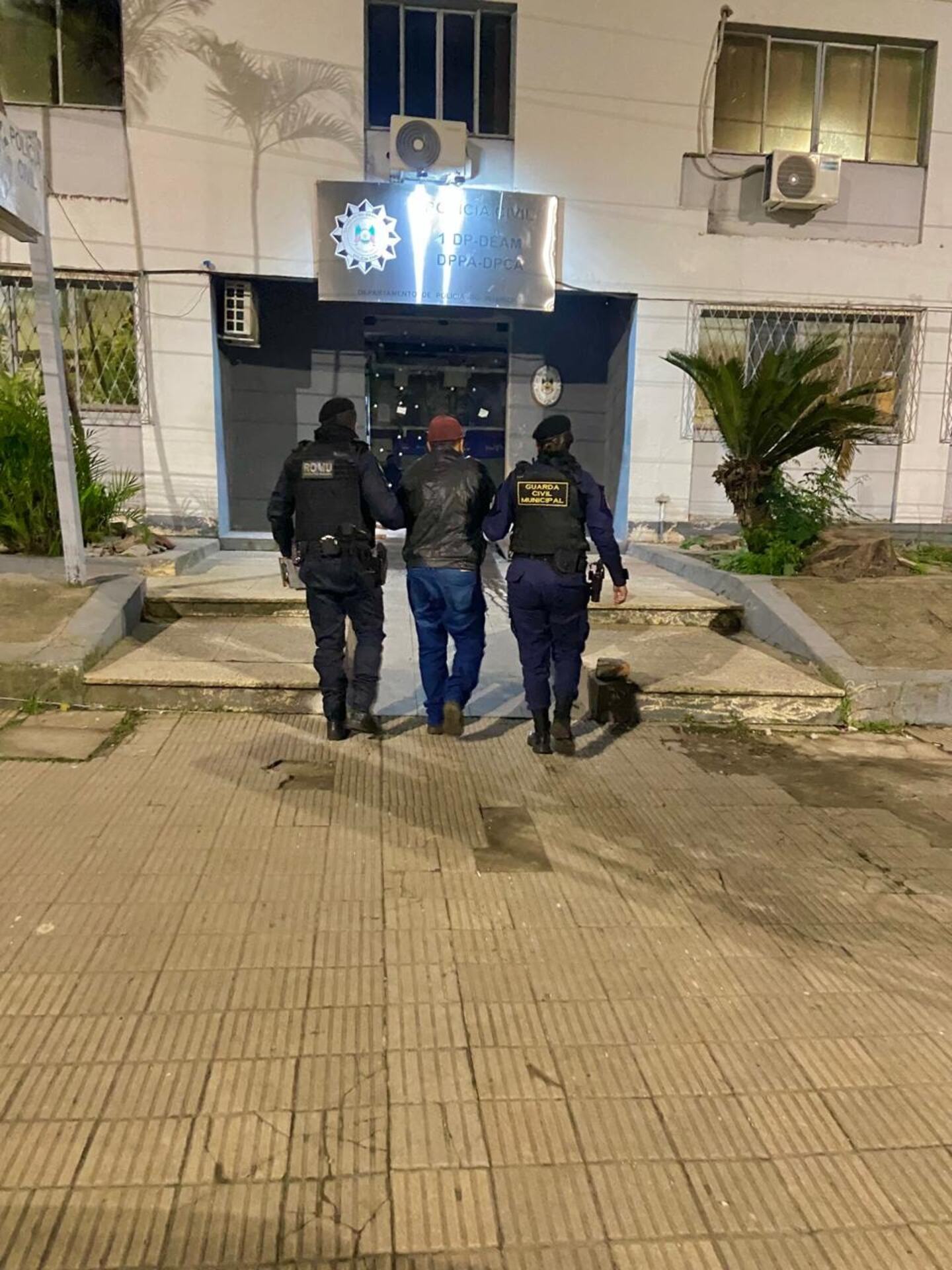 Motorista bateu em uma lixeira, e depois em uma arvore sobre a calçada
