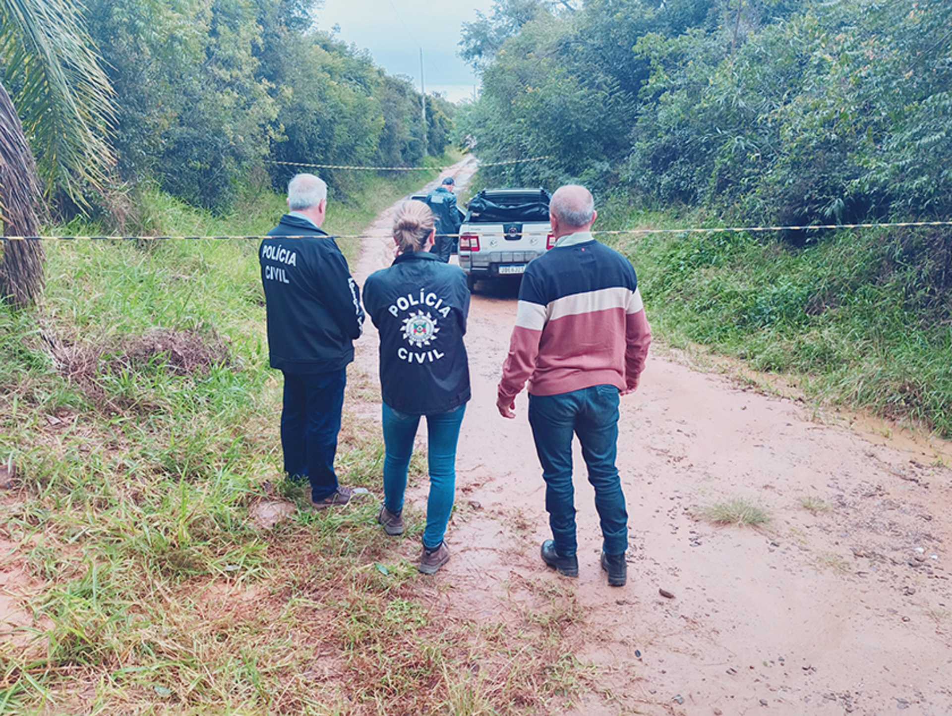O corpo da parlamentar do PT estava caído ao lado do seu carro, uma caminhonete Fiat Strada branca, em uma estrada da localidade de Rincão dos Machado.
