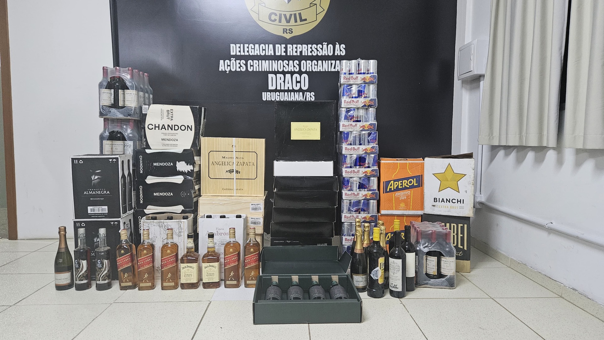 Homem de 57 anos foi preso em flagrante quando deixava o imóvel com as caixas de vinho.