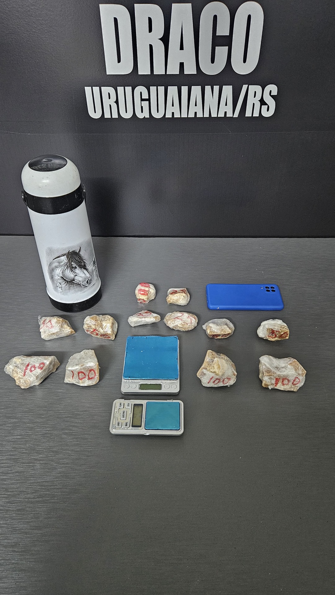 Droga estava escondida em uma garrafa térmica no quarto do suspeito.