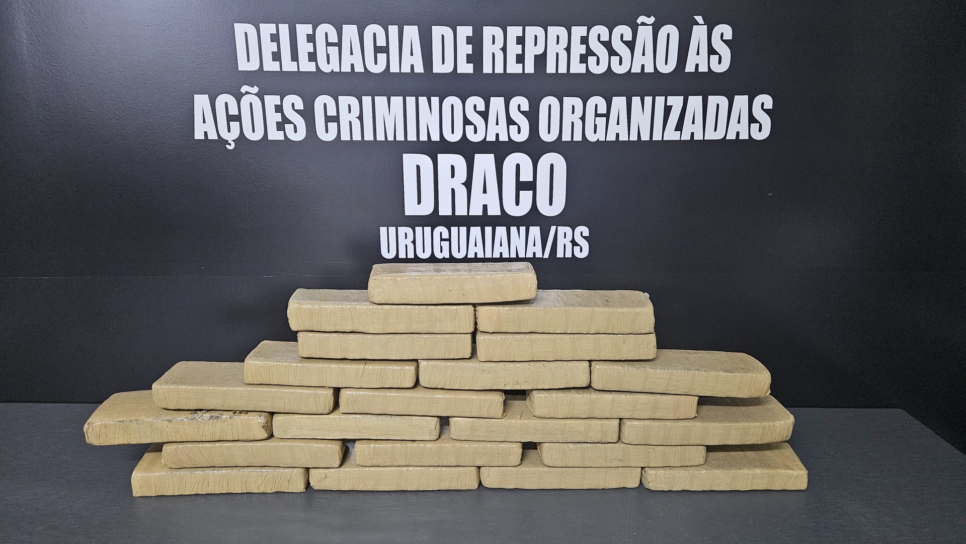 Maconha estava dividida em 22 tijolos e seria distribuída na cidade.