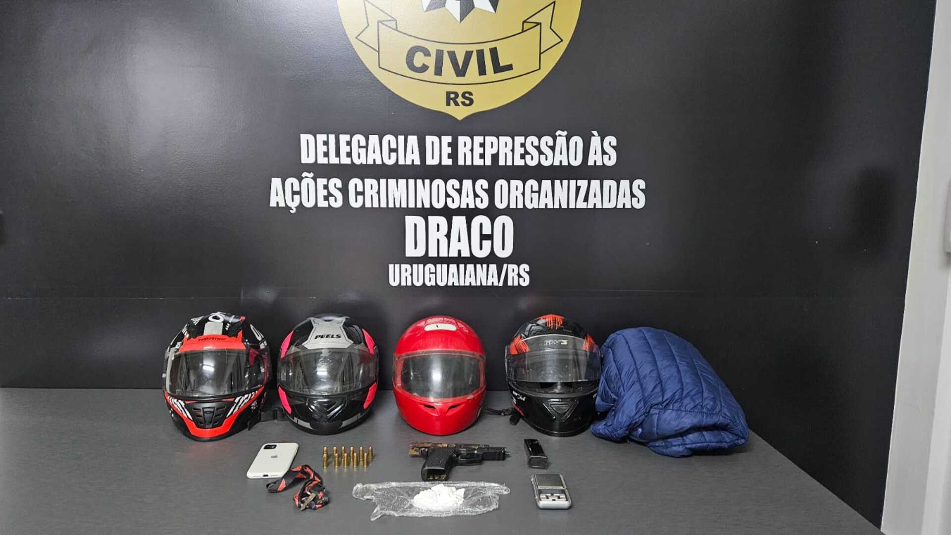 Operação conjunta flagra suspeito com cocaína e arma de fogo.