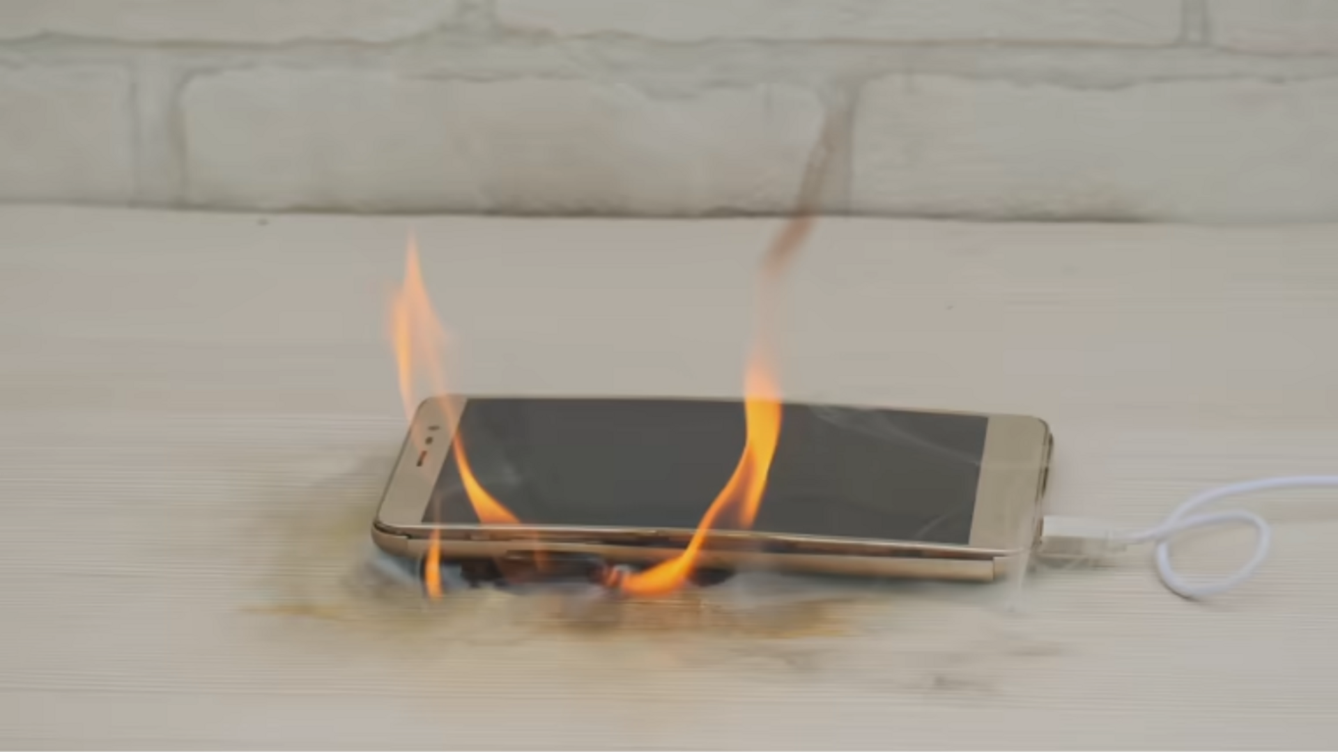 Celular carregando na cama causou fogo, mas ninguém se feriu.