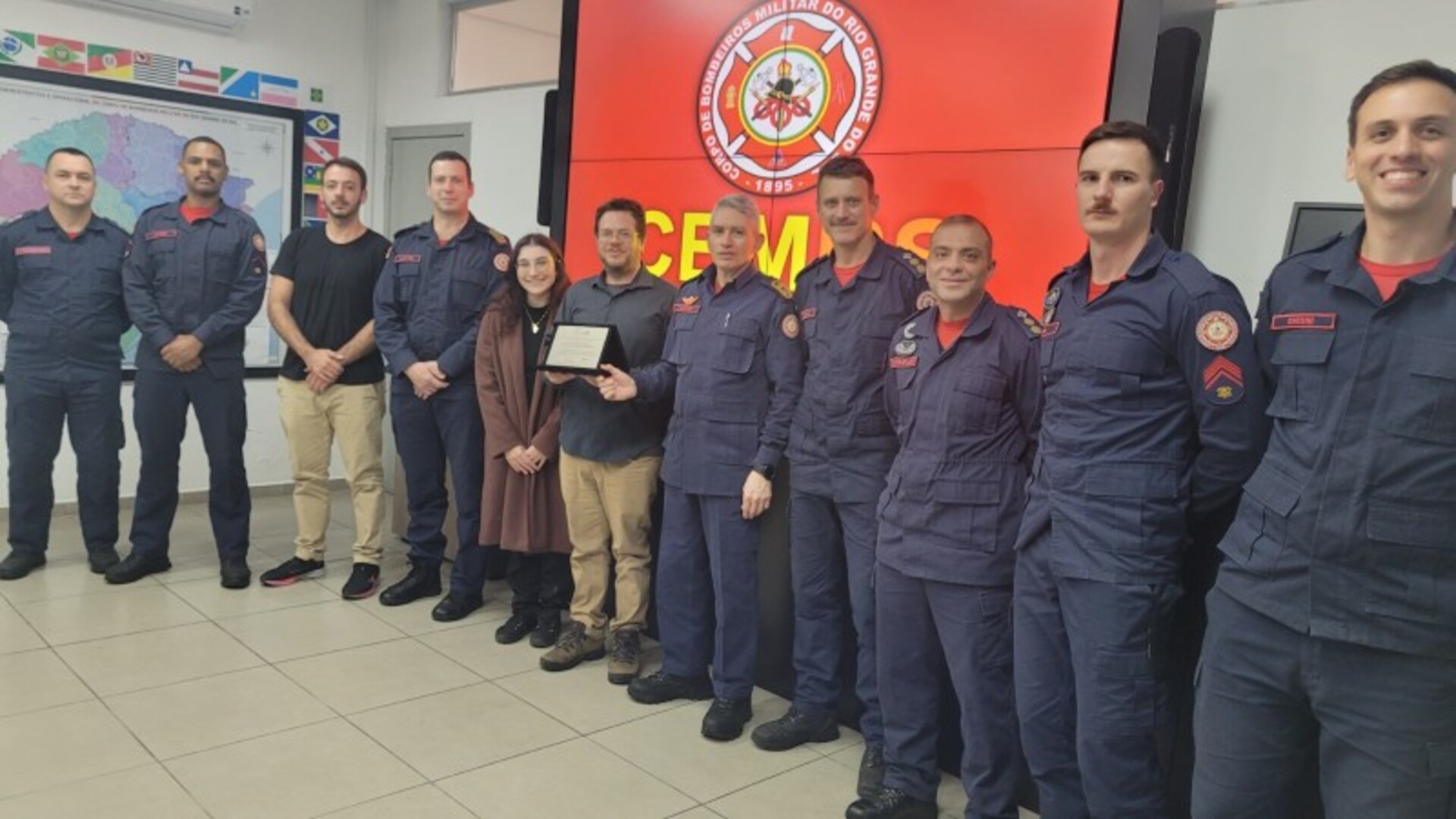 Integrantes e comandante do CBMRS celebram o prêmio
