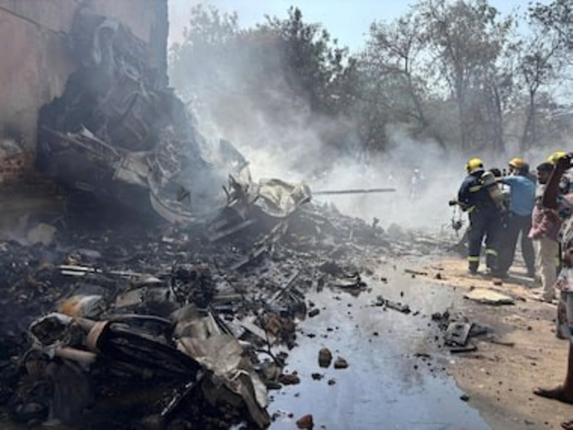Mais de 200 corpos já foram resgatados dos destroços e um passageiro conseguiu sobreviver