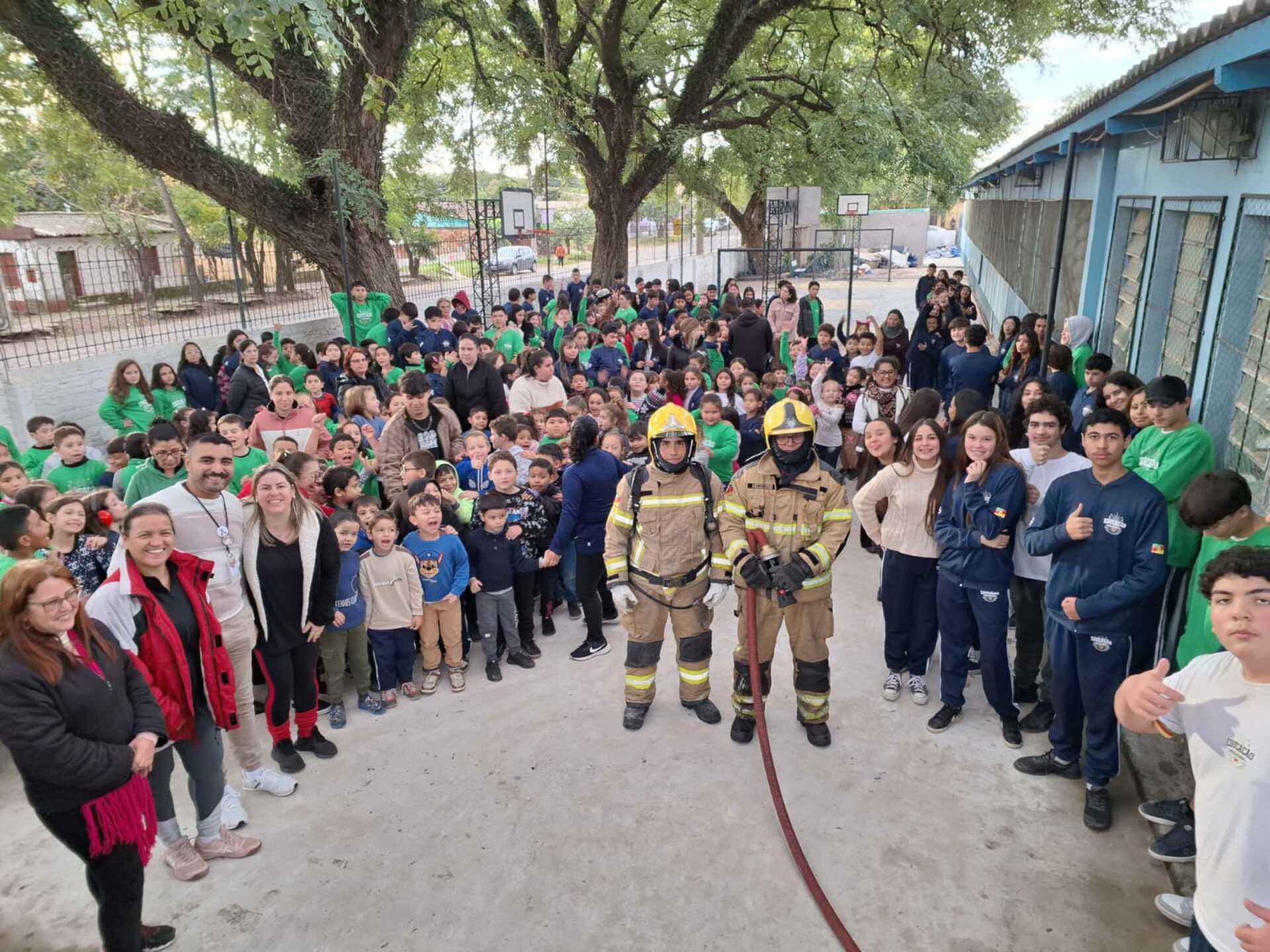 Corpo de Bombeiros orienta alunos sobre evacuação em caso de incêndio.