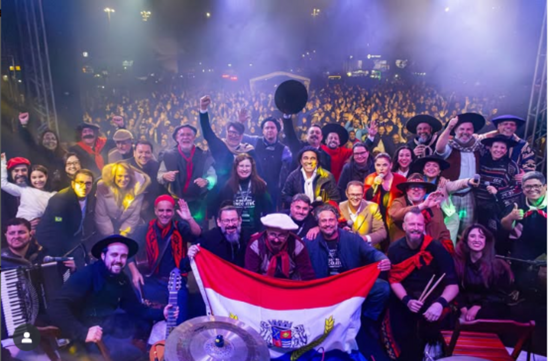O espetáculo reuniu 16 ícones da música tradicionalista gaúcha.