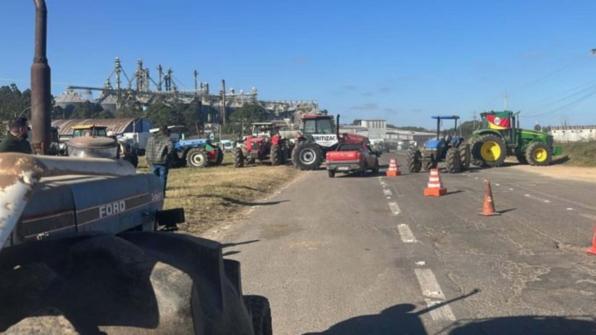 Manifestação com tratores e caminhões reforça pressão por alívio das dívidas rurais.