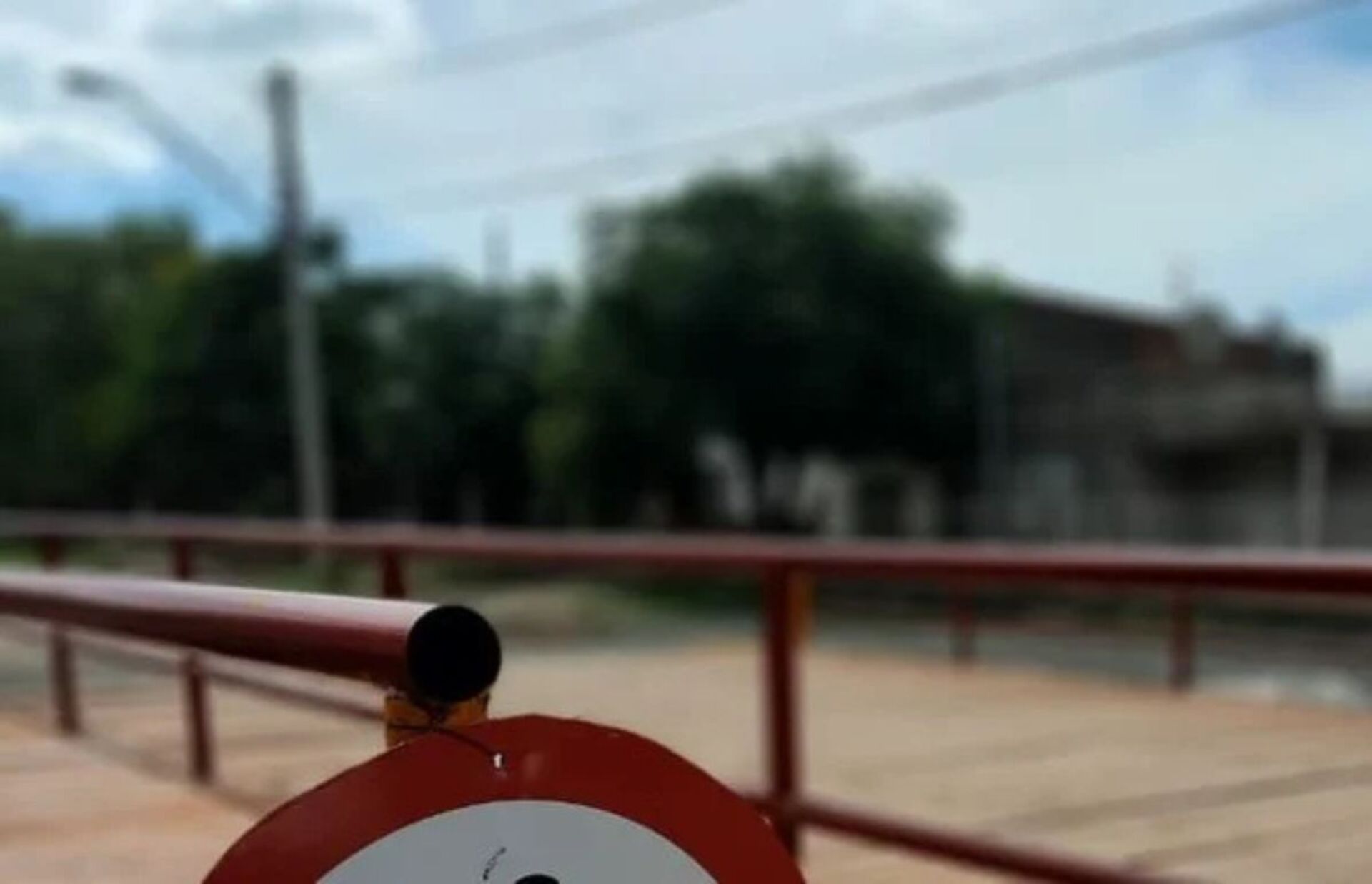O deslocamento dos moradores até o ponto de descarte tem gerado acúmulo de sacos de lixo em área pública, aumentando o risco de proliferação de doenças e mau cheiro.