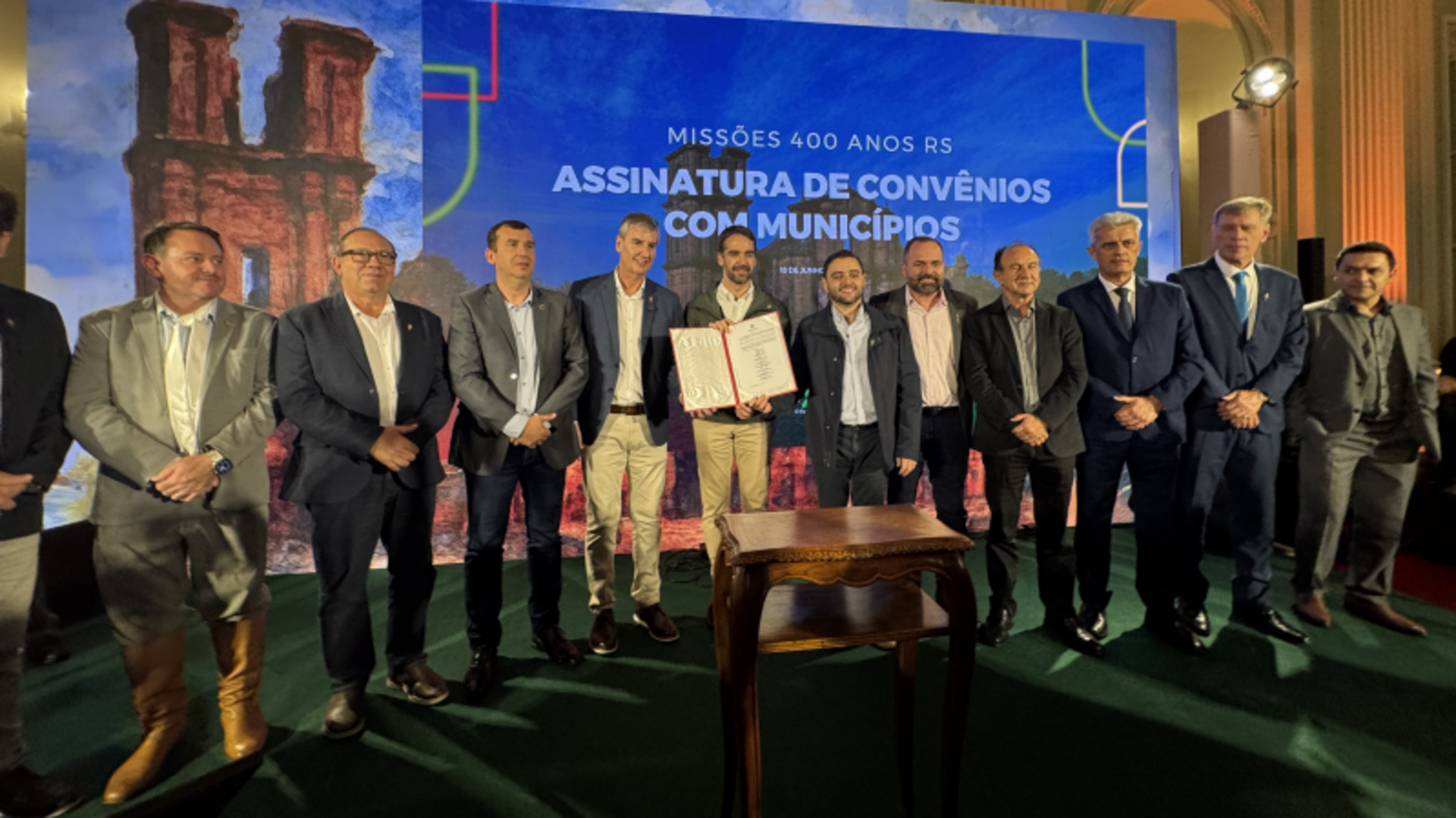 Governador Eduardo Leite assinou os 16 convênios com participação das Secretarias da Cultura, Turismo e dos Transportes.