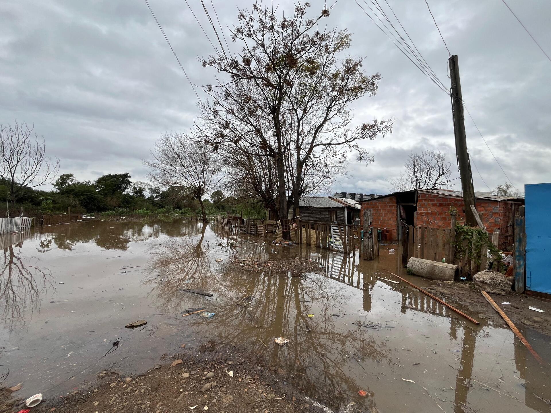 O avanço do nível do rio é acompanhado em tempo real por sistemas técnicos de medição.
