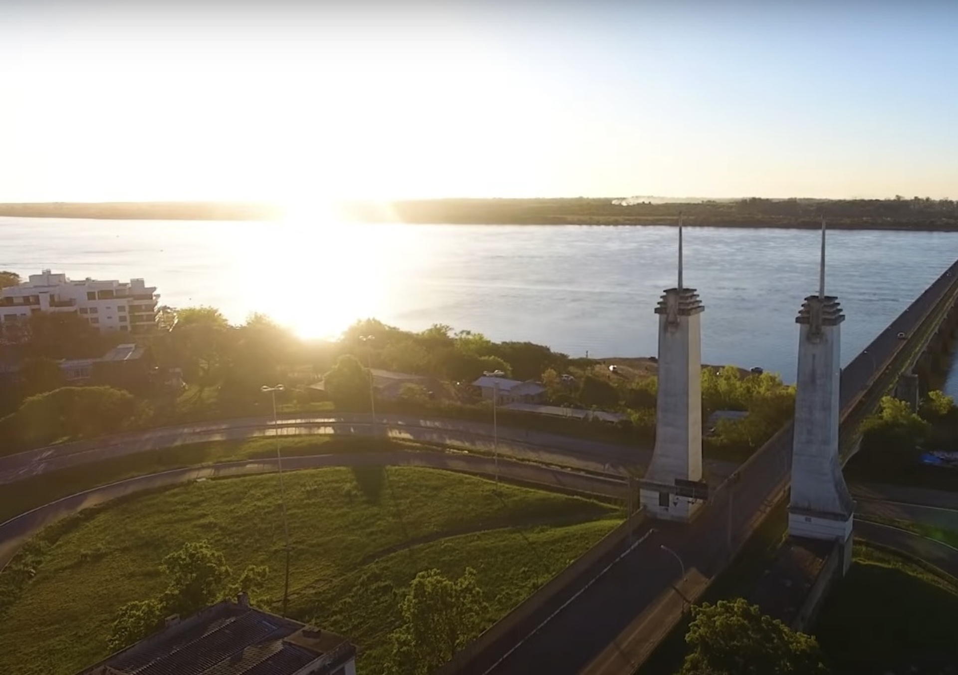 A obra revisita os processos históricos que antecederam o nascimento da cidade