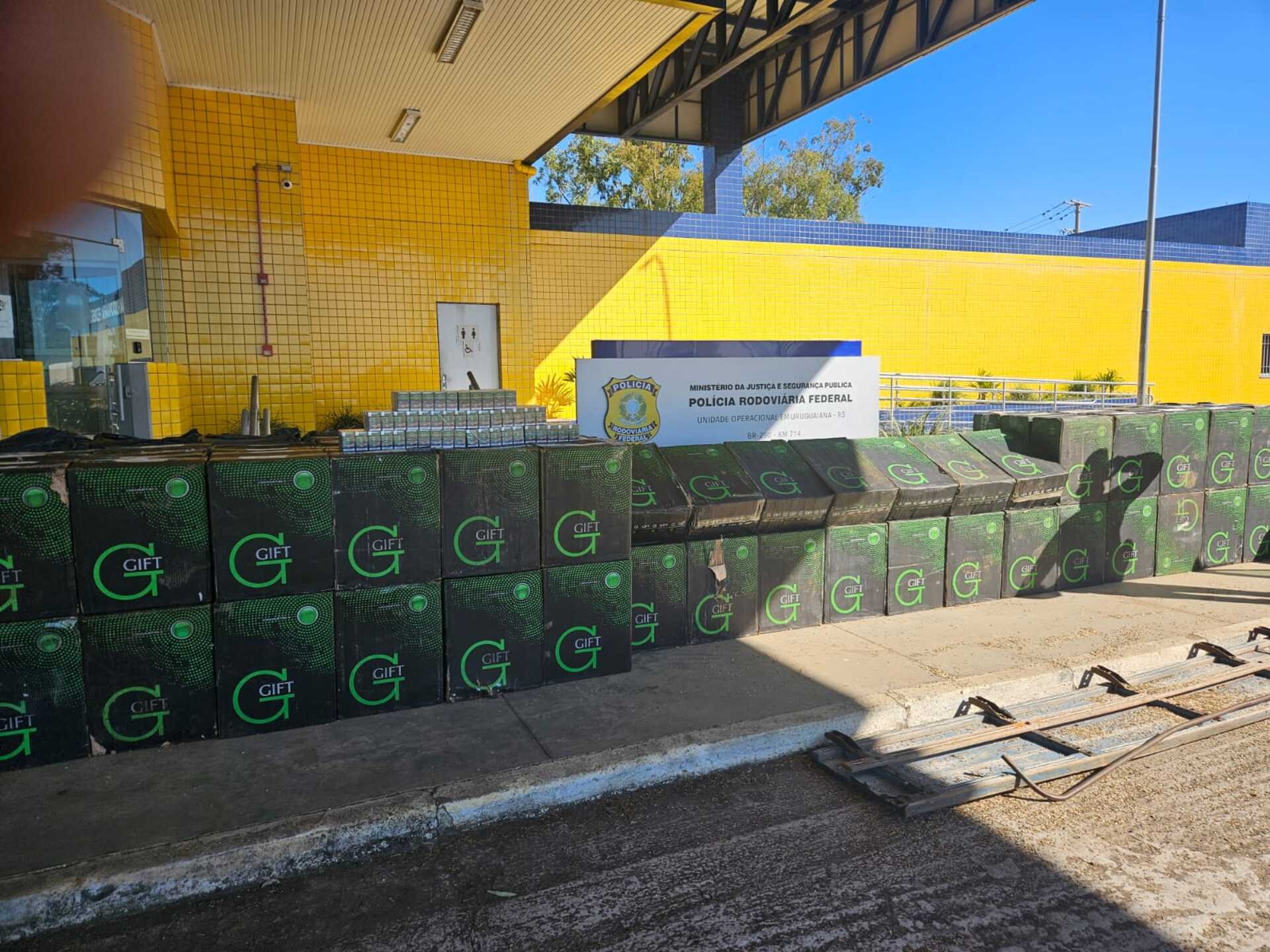 PRF apreende recorde de cigarros contrabandeados em Uruguaiana e prende motorista. A carga estava disfarçada em um caminhão na BR-472.