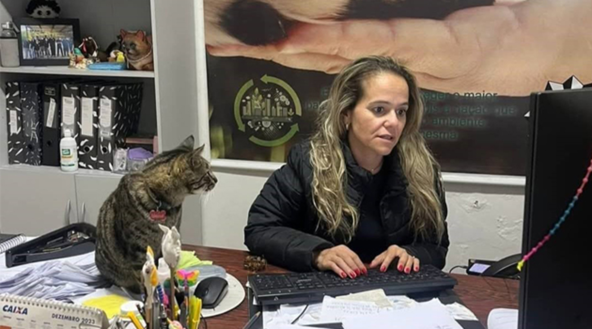 Patrícia e o ‘delegato’ Paulinho, animal resgatado e que passou a viver na 1ª DP de Bagé