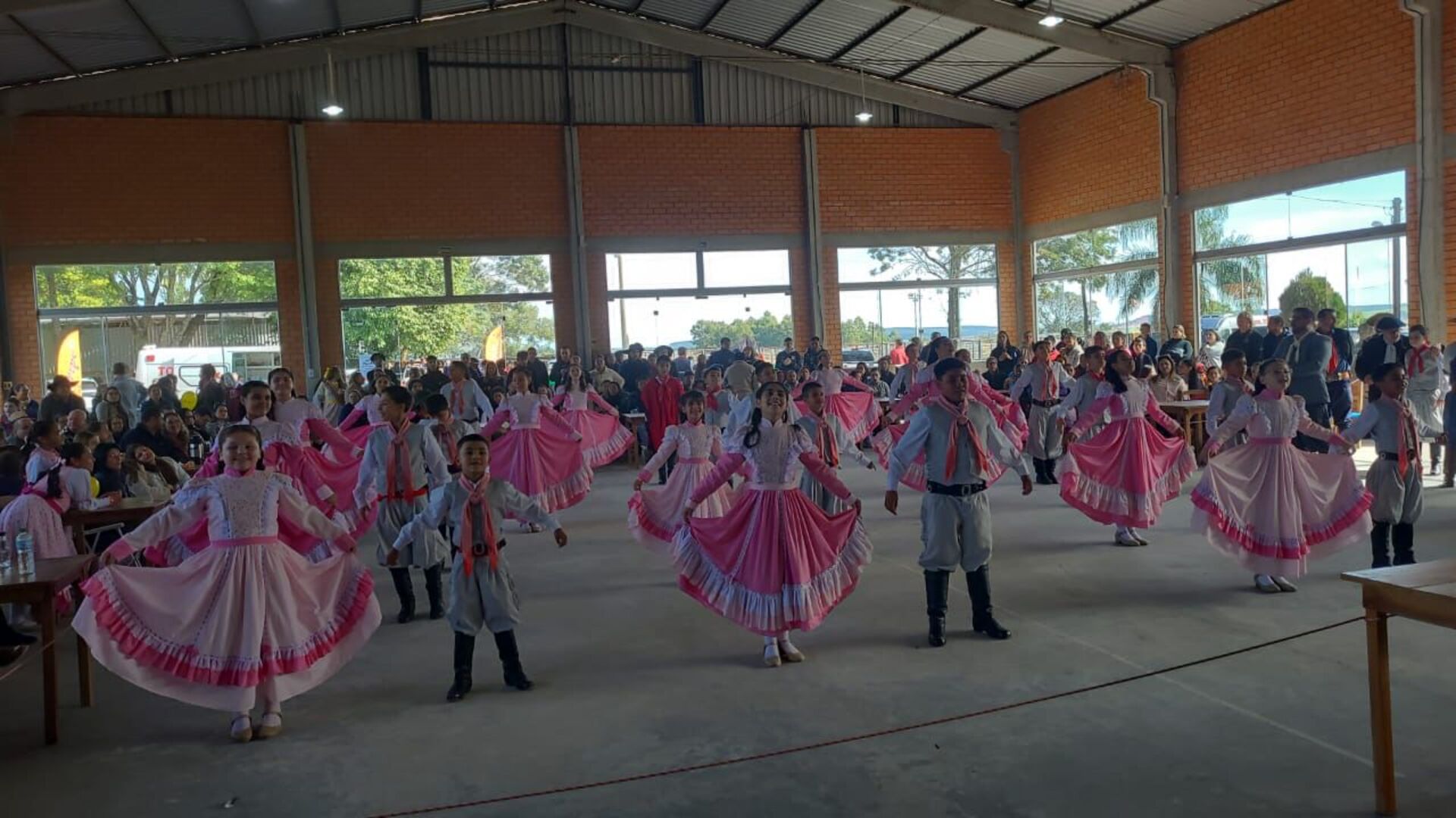 iniciativa, de caráter artístico-cultural, tem como objetivo fomentar a inclusão social e preservar os usos e costumes do povo gaúcho
