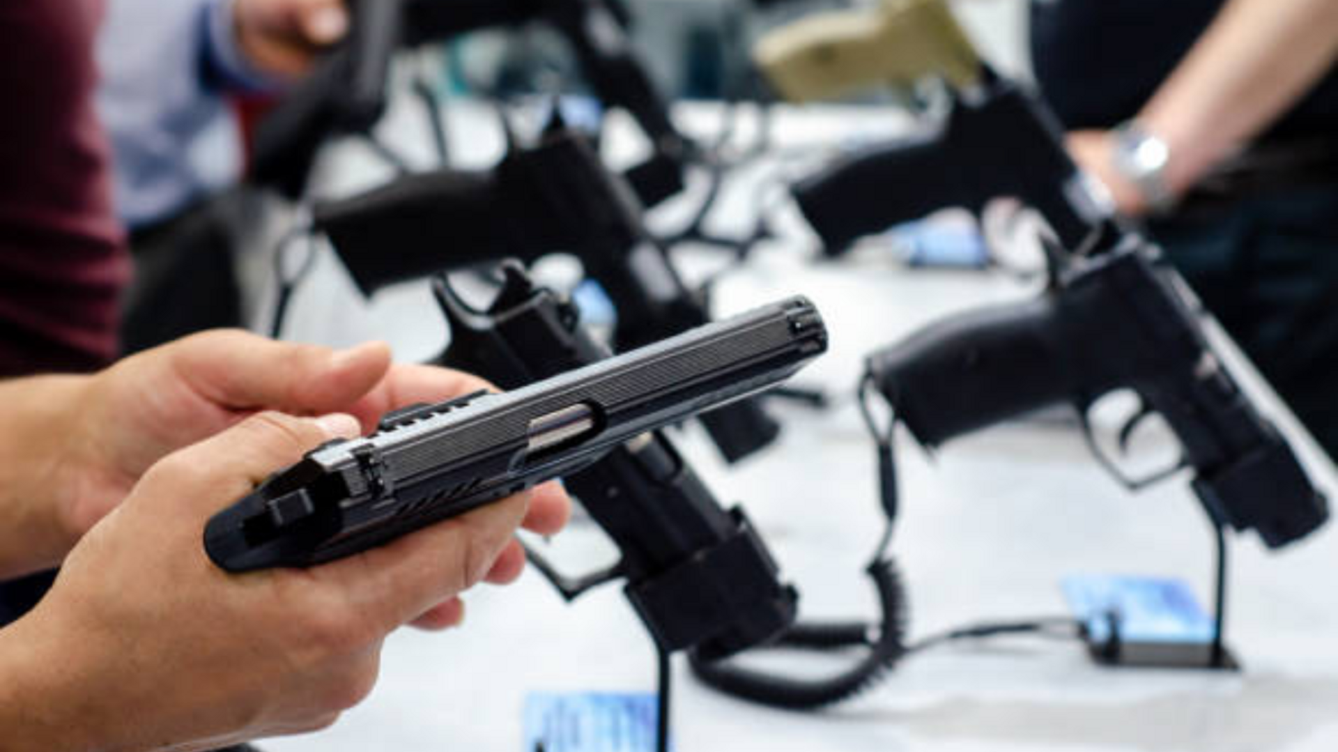 Relator destaca que número de armas nas mãos de civis triplicou entre 2018 e 2022.