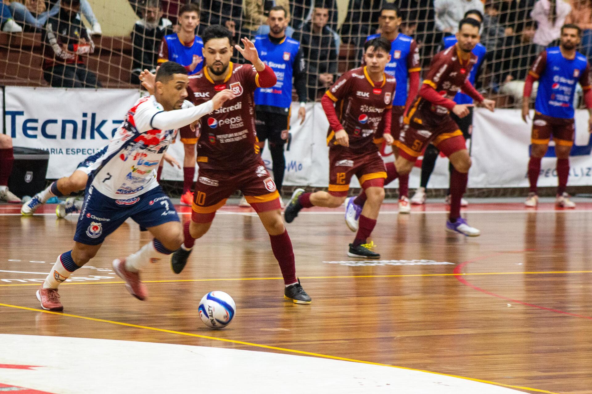 O placar final de 3 a 2 garantiu vitória do time da casa, enquanto a AEU saiu de quadra com o gosto amargo de ter lutado até o fim, mas sem conseguir evitar a derrota