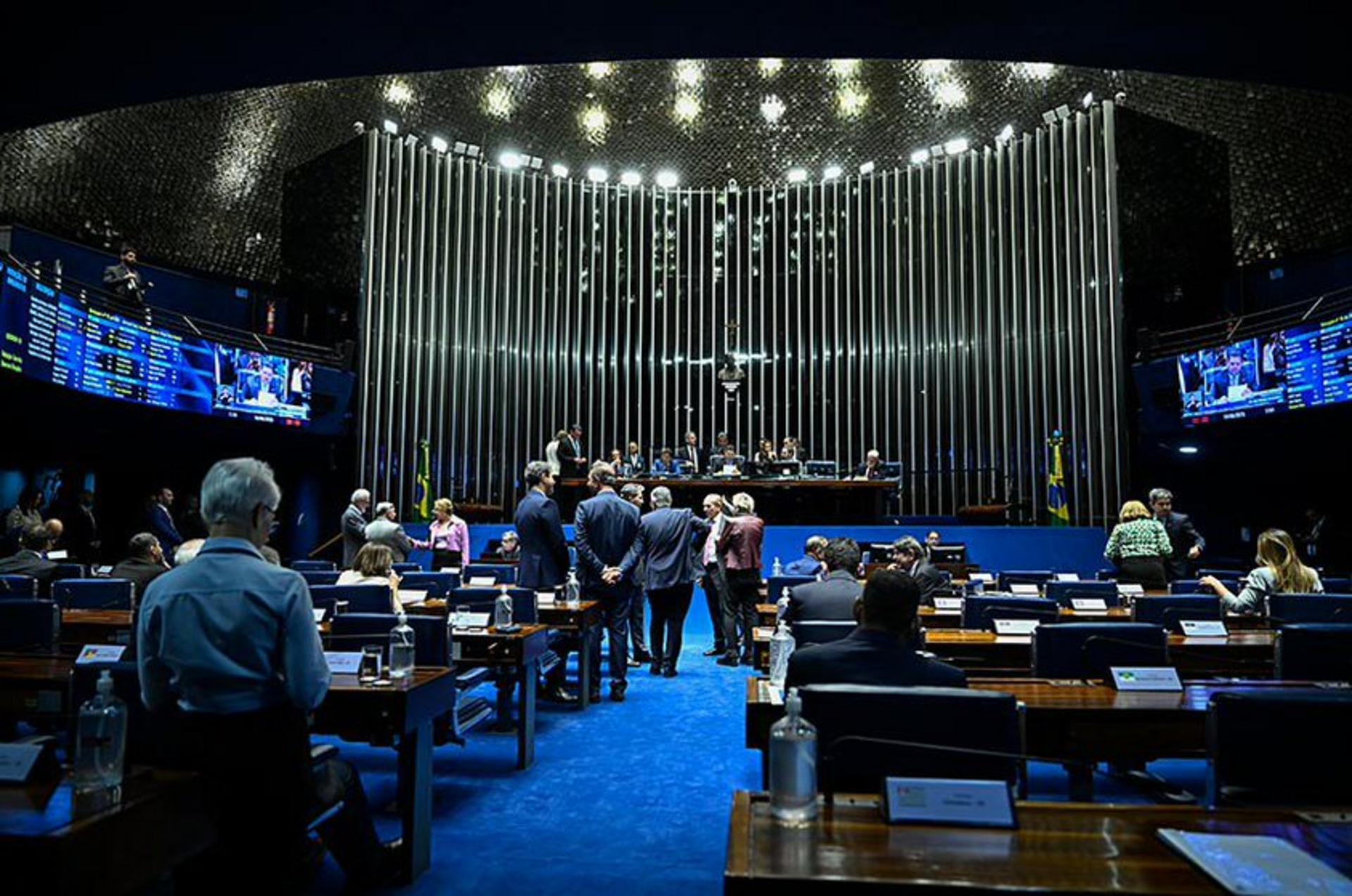 Senado aprova o fim da redução de pena para estupradores com base na idade. Nova regra vale para crimes sexuais contra mulheres e segue para sanção presidencial.