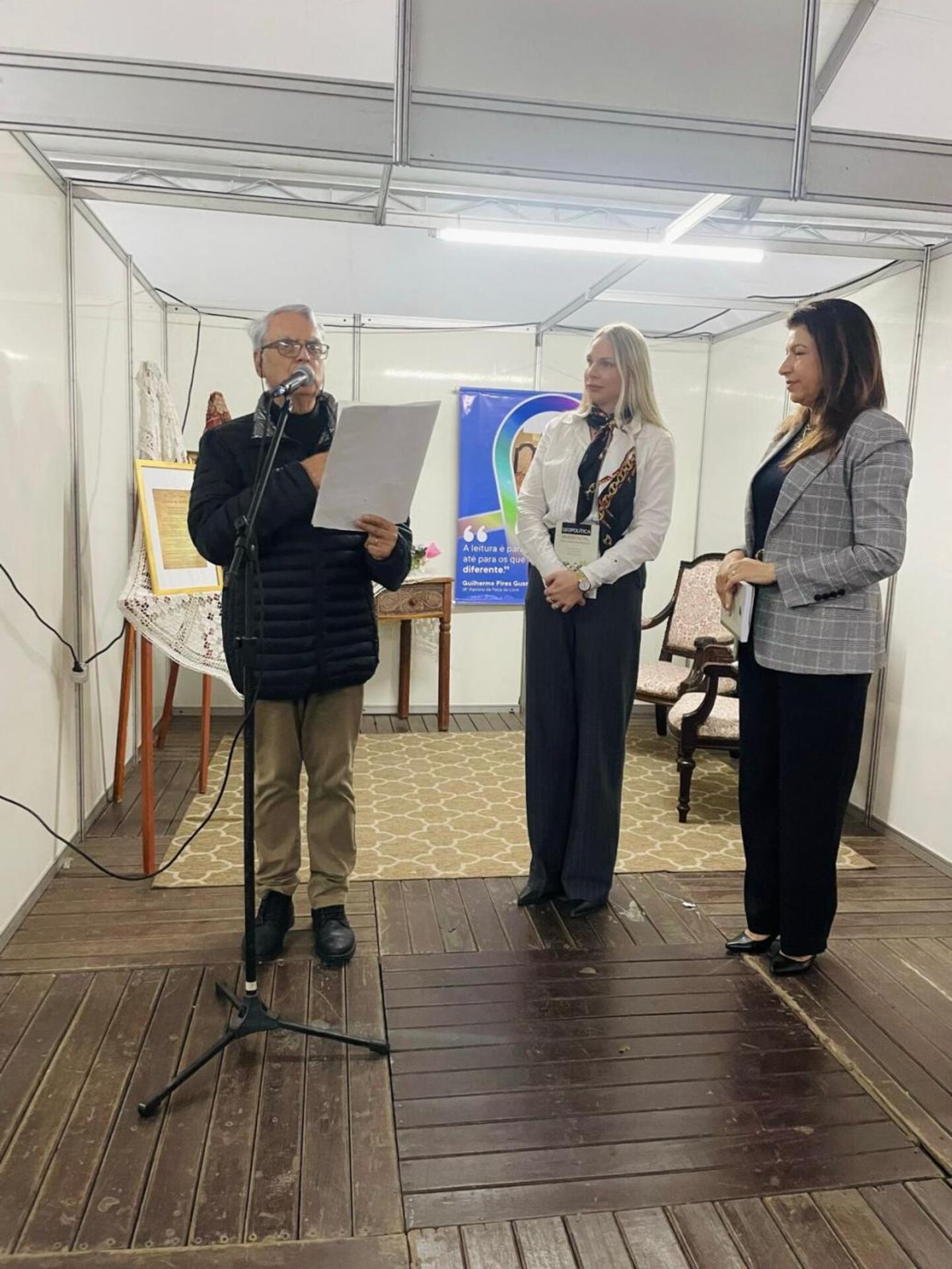 Docente do Campus Dom Pedrito assina capítulo sobre práticas sustentáveis na produção de alimentos em livro lançado durante a Feira do Livro.