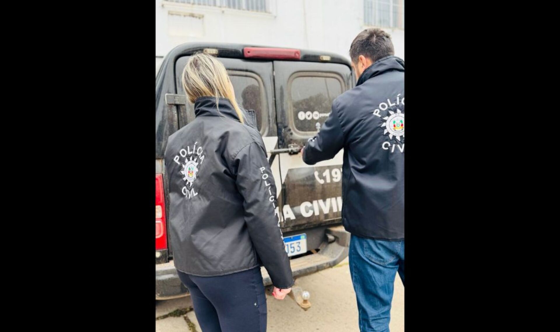 Um homem de 27 anos foi preso nesta sexta-feira, 18/7, após ficar mais de dois meses foragido por desrespeitar medidas protetivas concedidas à ex-companheira. Ele frequentava o entorno do trabalho dela e possui histórico de violência doméstica, ameaças e stalking. A ação foi realizada pela Delegacia Especializada no Atendimento à Mulher (Deam).