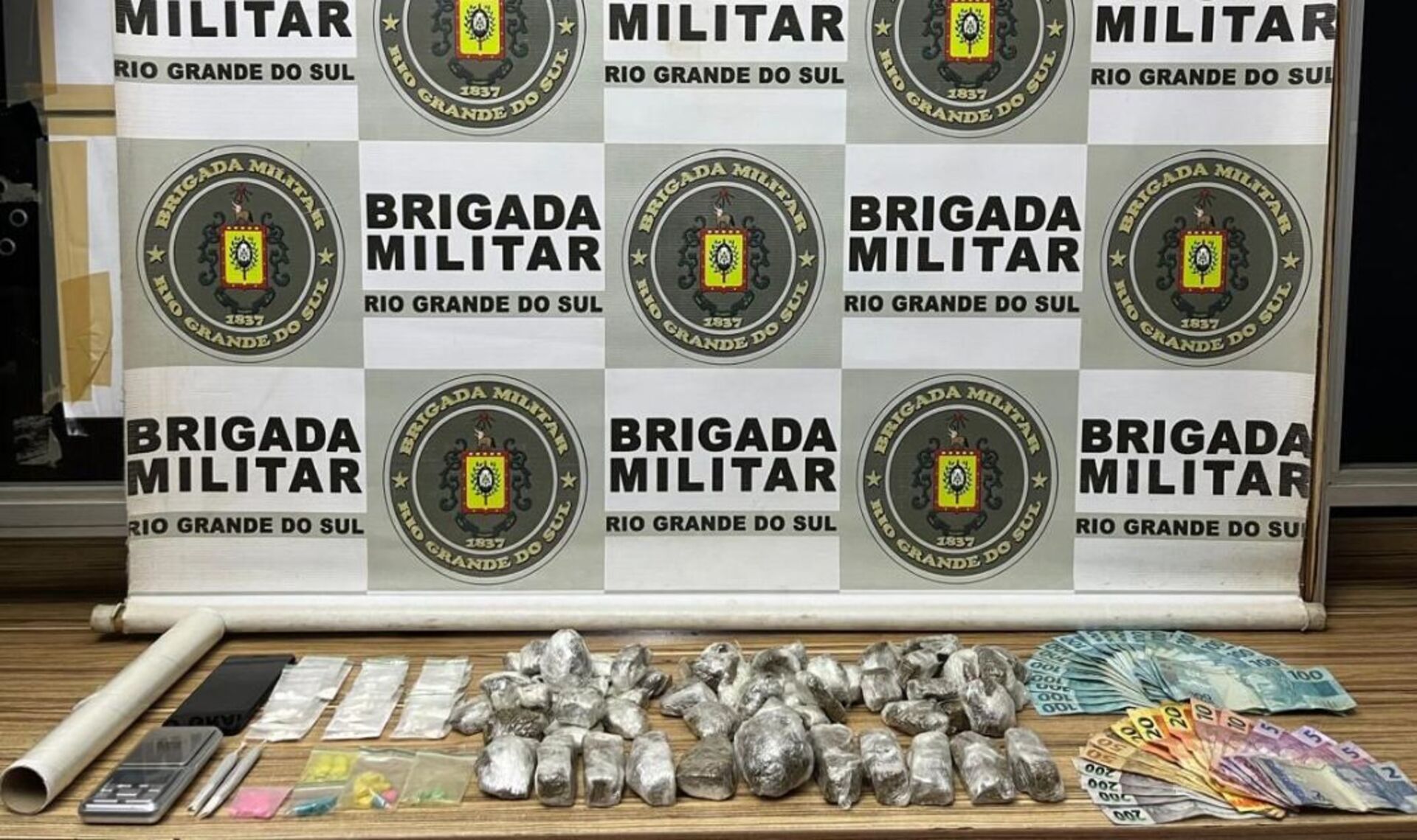 Dupla foi presa com maconha, cocaína, ecstasy, dinheiro e balança de precisão