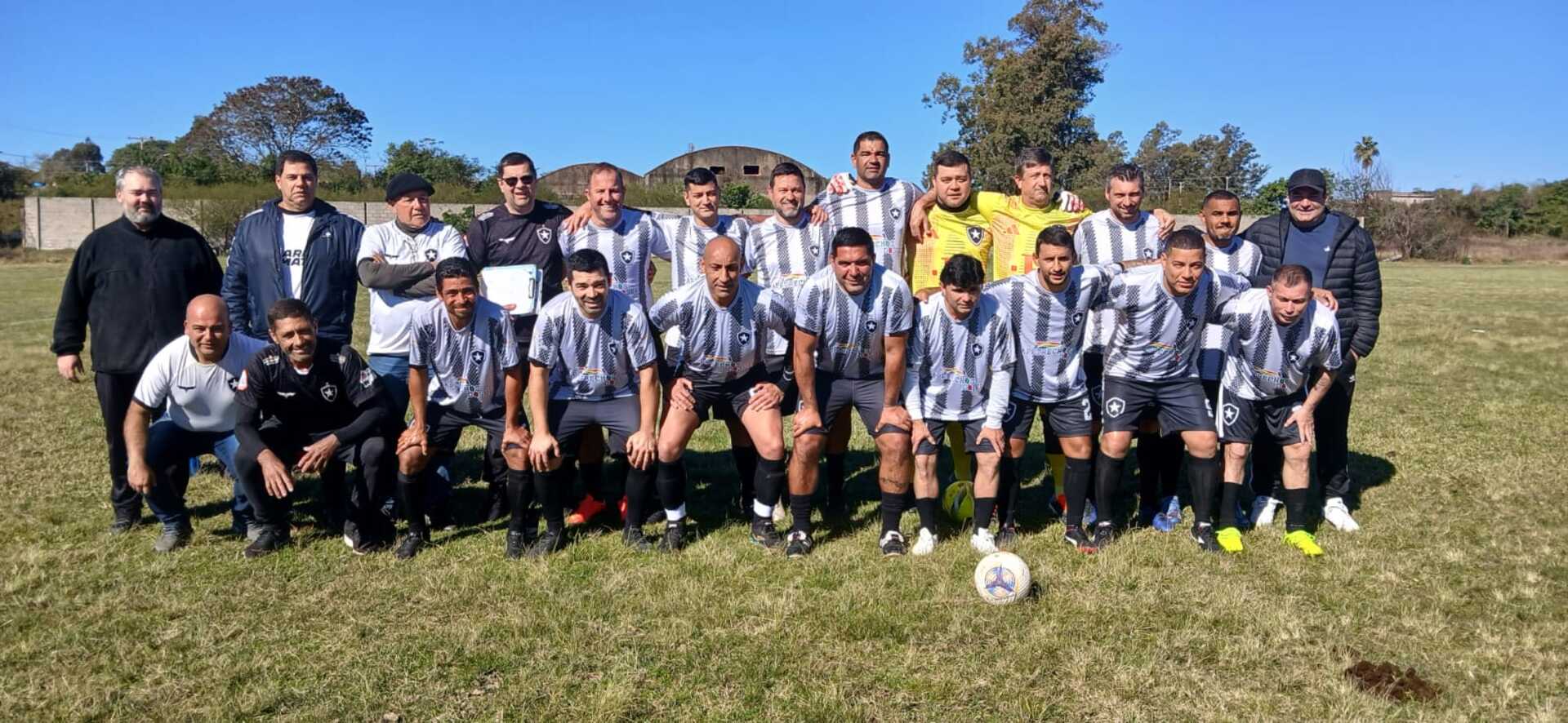 No sábado, 26/7, o destaque é para o Master Quarentão, com rodada dupla no Campo do Caçula (COHAB II). Camarões enfrenta Uruguaiana às 14h15 e, em seguida, Azulão pega o Botafogo às 15h30.