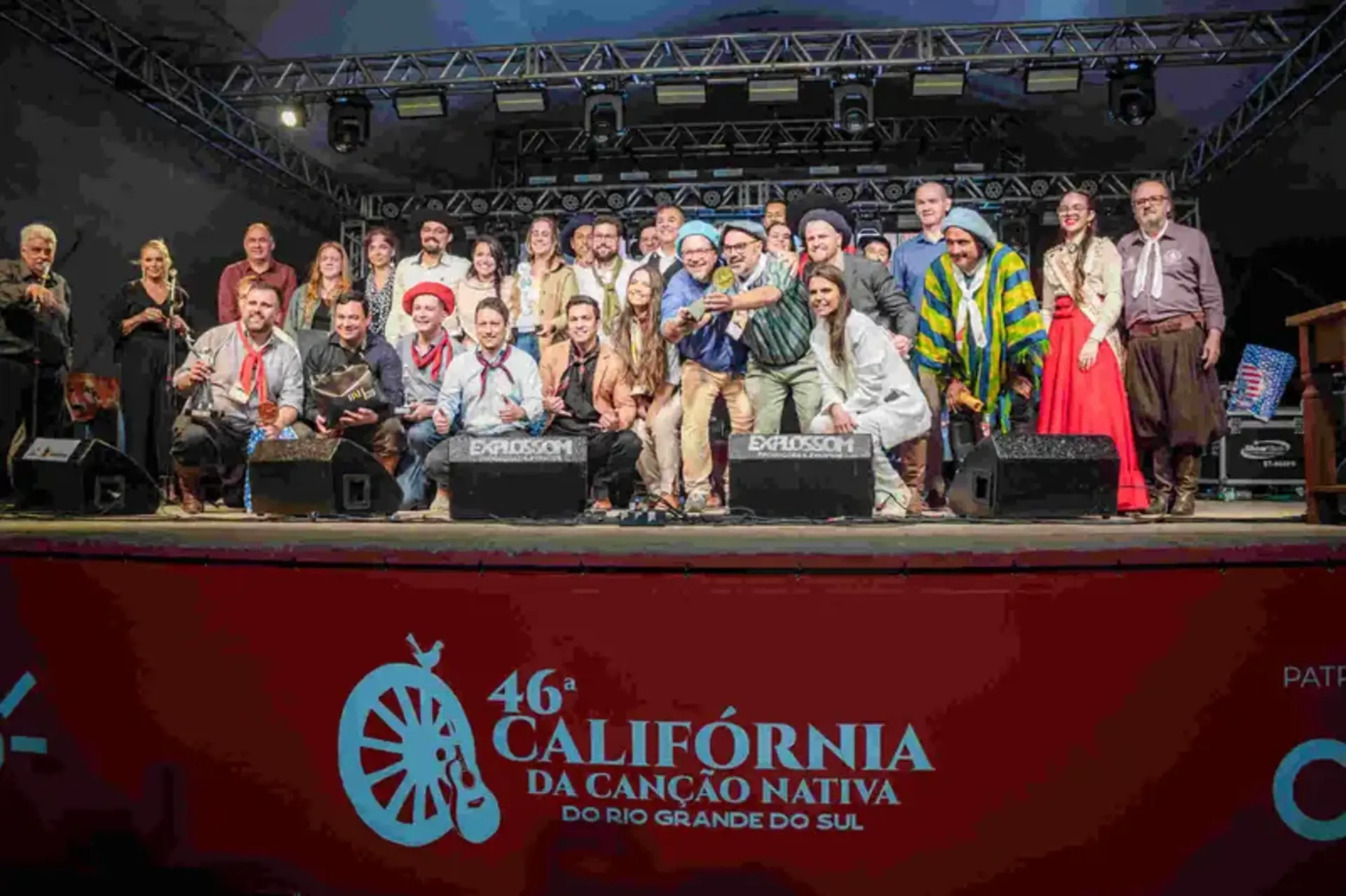 O festival acontece de 5 a 28 de setembro, reunindo música, história e tradições gaúchas em uma programação gratuita que integra cultura, turismo e economia criativa. Em 2024, o evento atraiu mais de 100 mil visitantes e movimentou cerca de R$ 3 milhões na Serra Gaúcha.