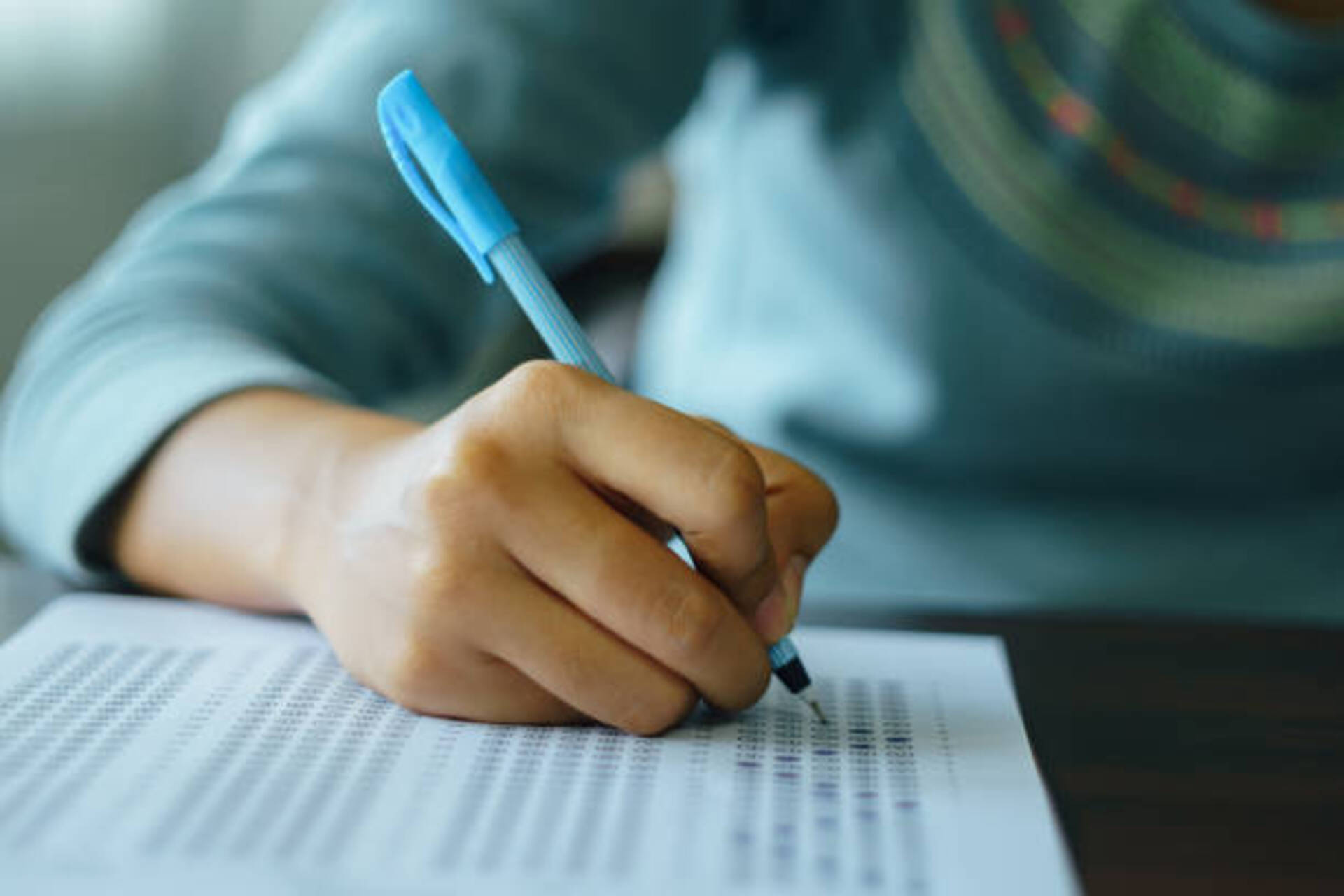 Participantes do Encceja 2025 já podem consultar locais de prova e orientações no Cartão de Confirmação disponível no site oficial do exame, que será aplicado em 3 de agosto.