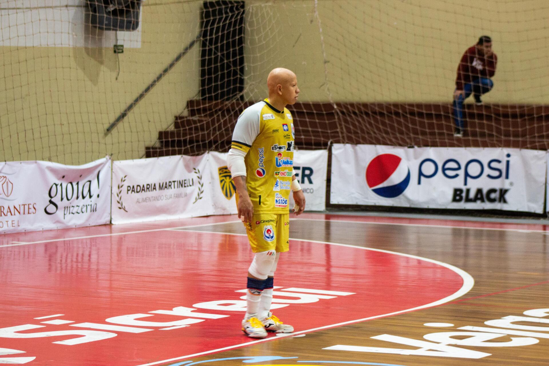 Careca deve voltar a jogar, após expulsão na estreia