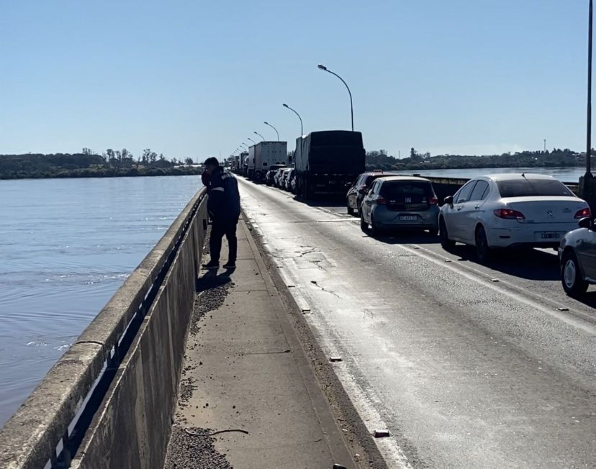 O tempo de espera para atravessar a ponte na tarde desta quarta-feira, 2/7 ultrapassava as duas horas