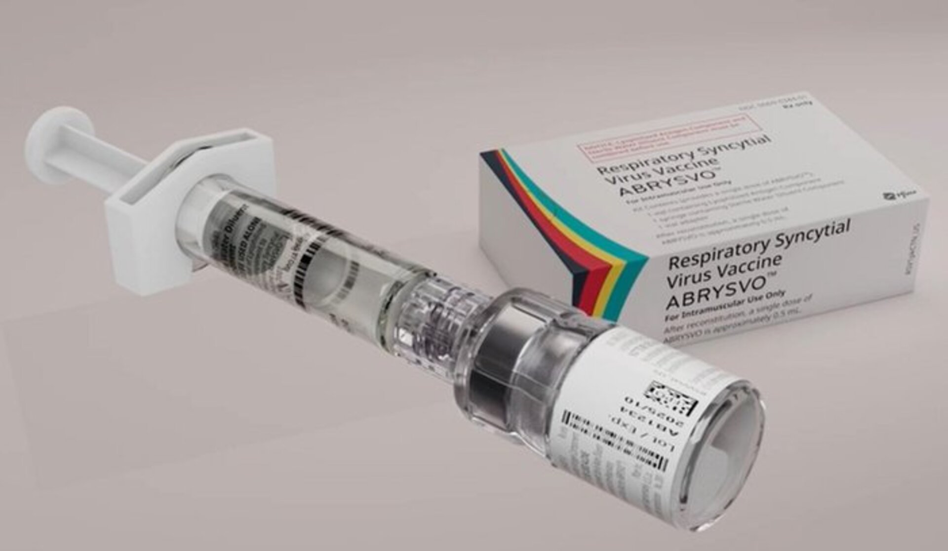 Apesar da aprovação em fevereiro para uso no SUS, a vacina contra bronquiolite ainda não foi distribuída aos municípios, e a expectativa é que esteja disponível apenas a partir de setembro, conforme cronograma do Ministério da Saúde.