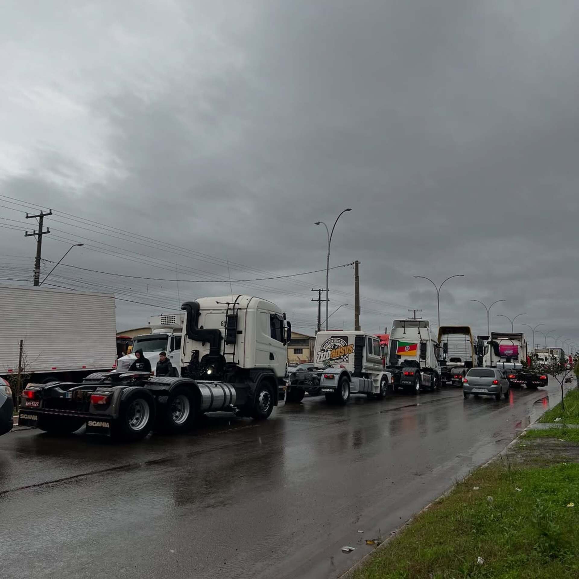 Evento reúne carreata, bênção e festa adaptada por causa da chuva.