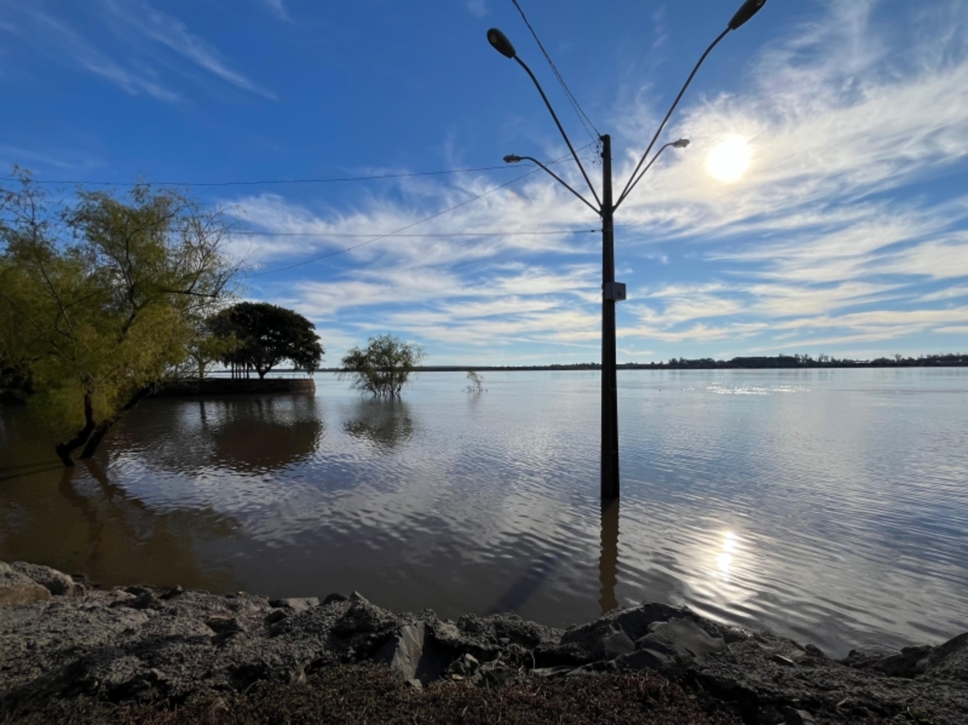 Nesta quarta, o volume está 8,36 metros acima do nível normal, enquanto na terça à medição indicava 9,02 metros.
