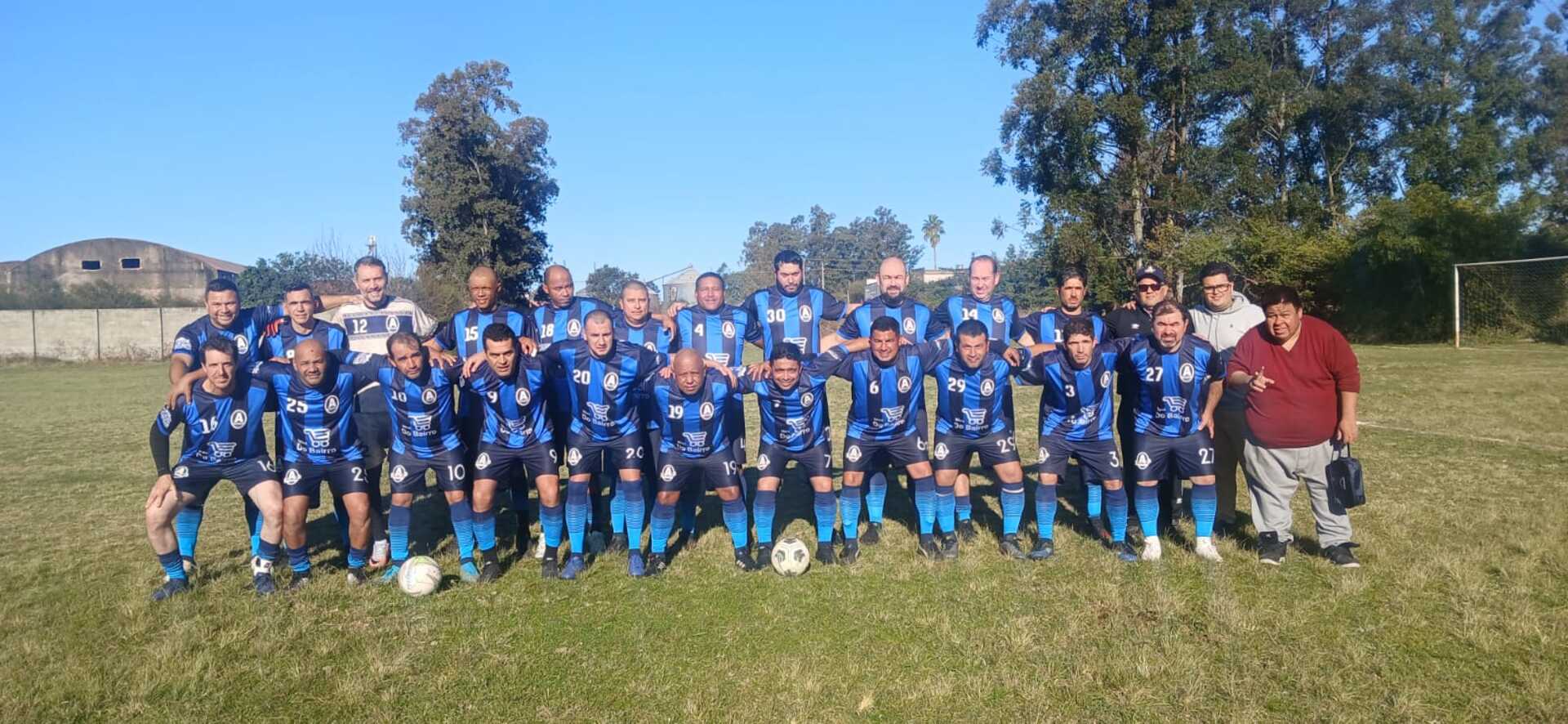 Azulão: Mostrou força e poder de reação, com uma virada impressionante na estreia