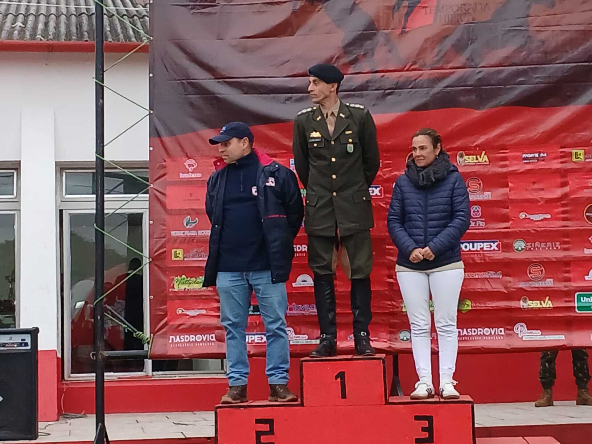 Letícia de Conto, montando Aramis da Triumph, conquistou o terceiro lugar na categoria 1 metro – master