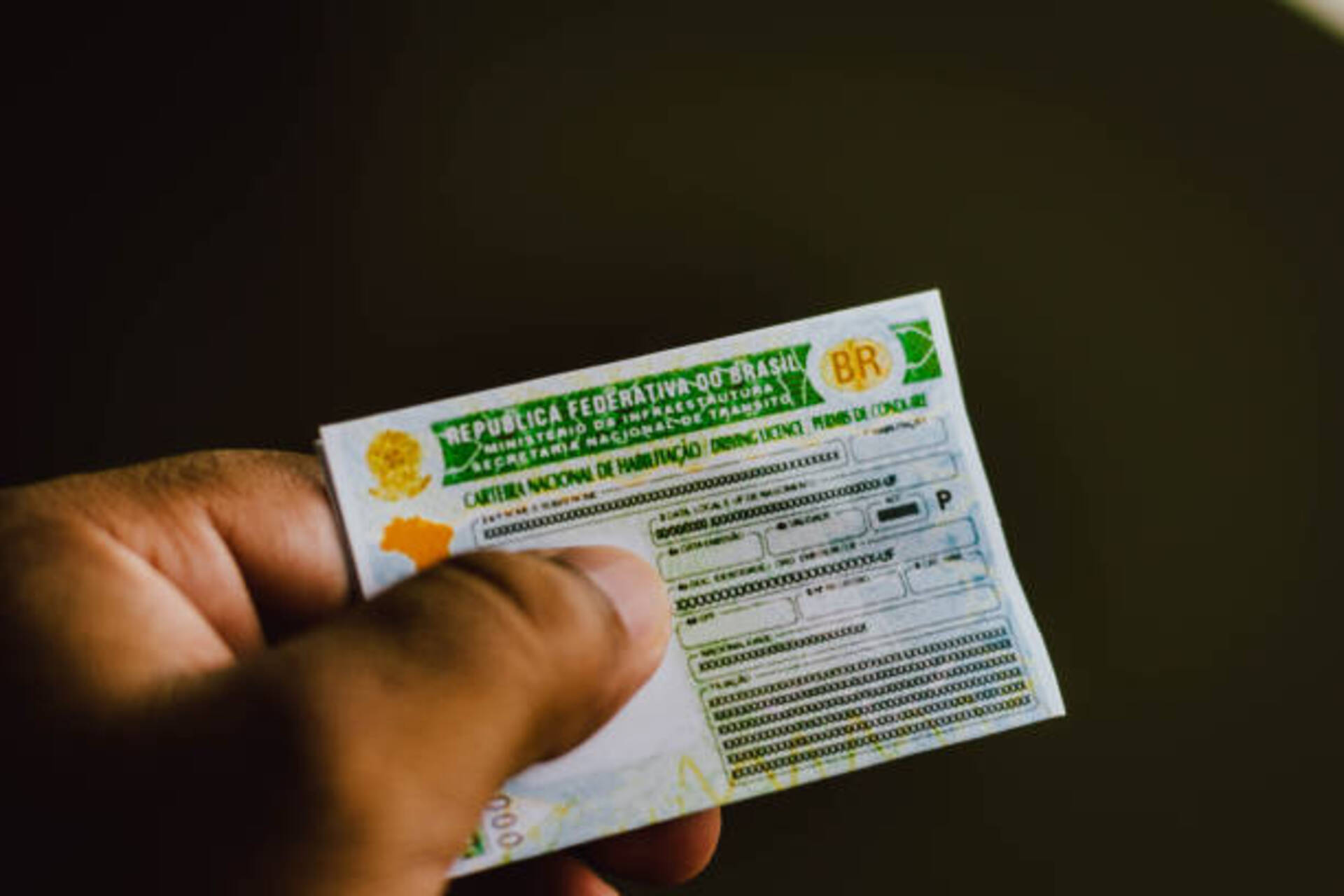 Proposta prevê fim da obrigatoriedade de autoescolas, mantendo as provas teórica e prática.