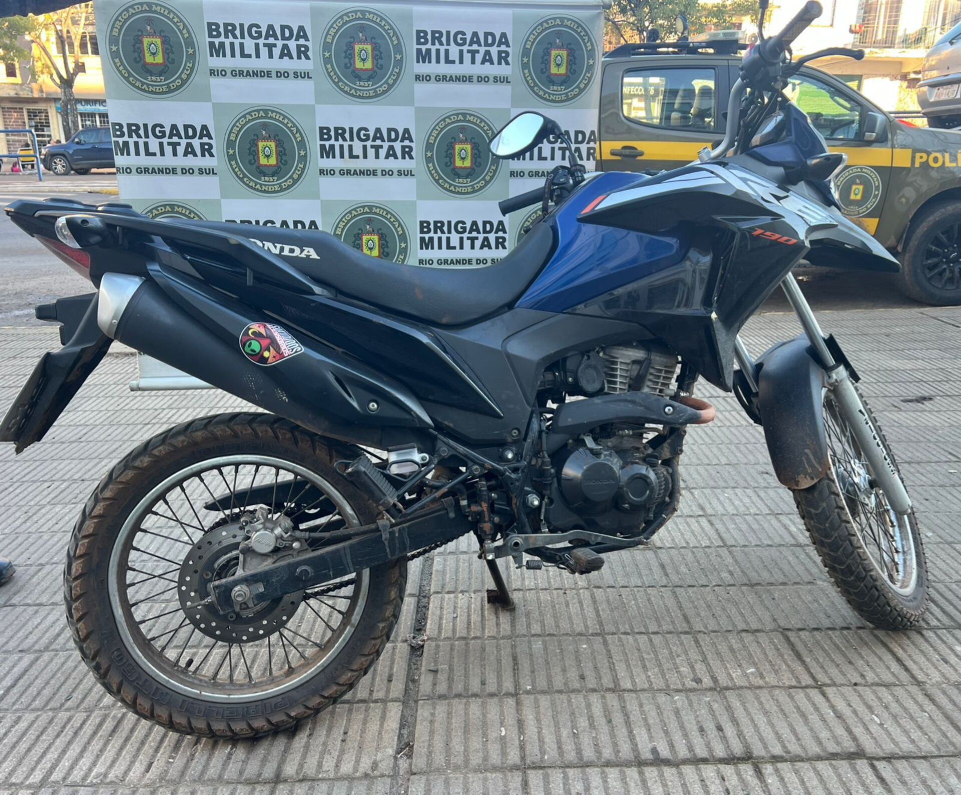 🚨 Homem é preso após furtar dois postos em Uruguaiana usando moto roubada. Ele foi identificado por câmeras e detido após perseguição.