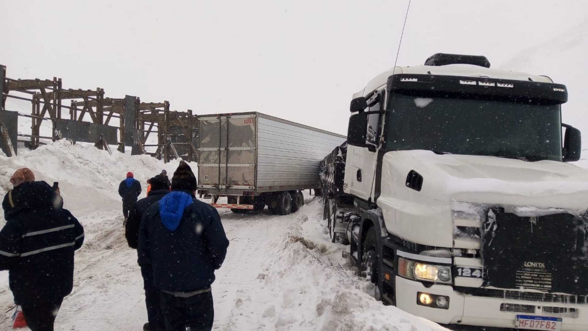 Caminhoneiros enfrentam condições difíceis nas estradas sinuosas e geladas da Cordilheira.