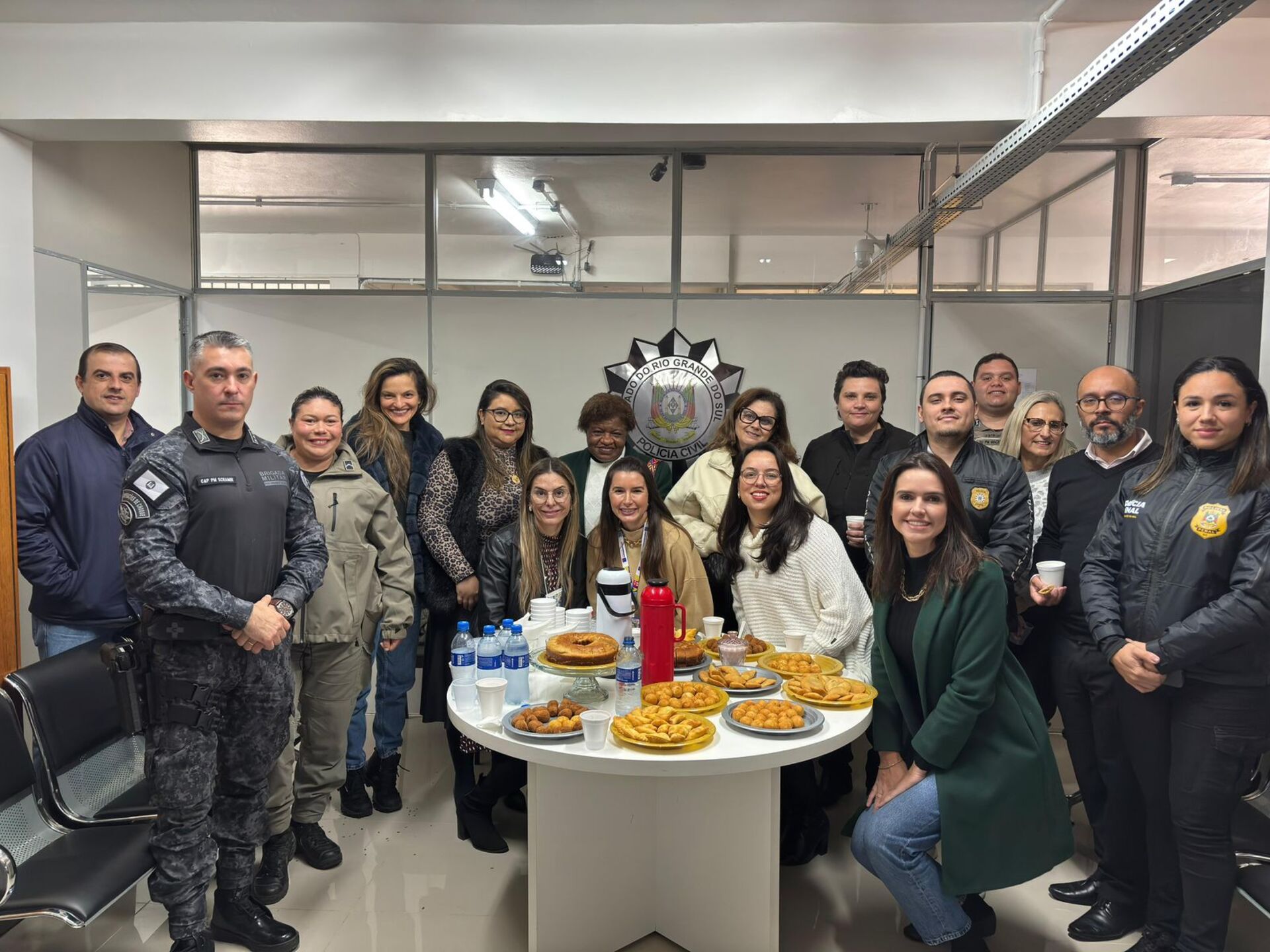 Representantes de instituições participaram do encontro para discutir melhorias no atendimento a mulheres vítimas de violência.